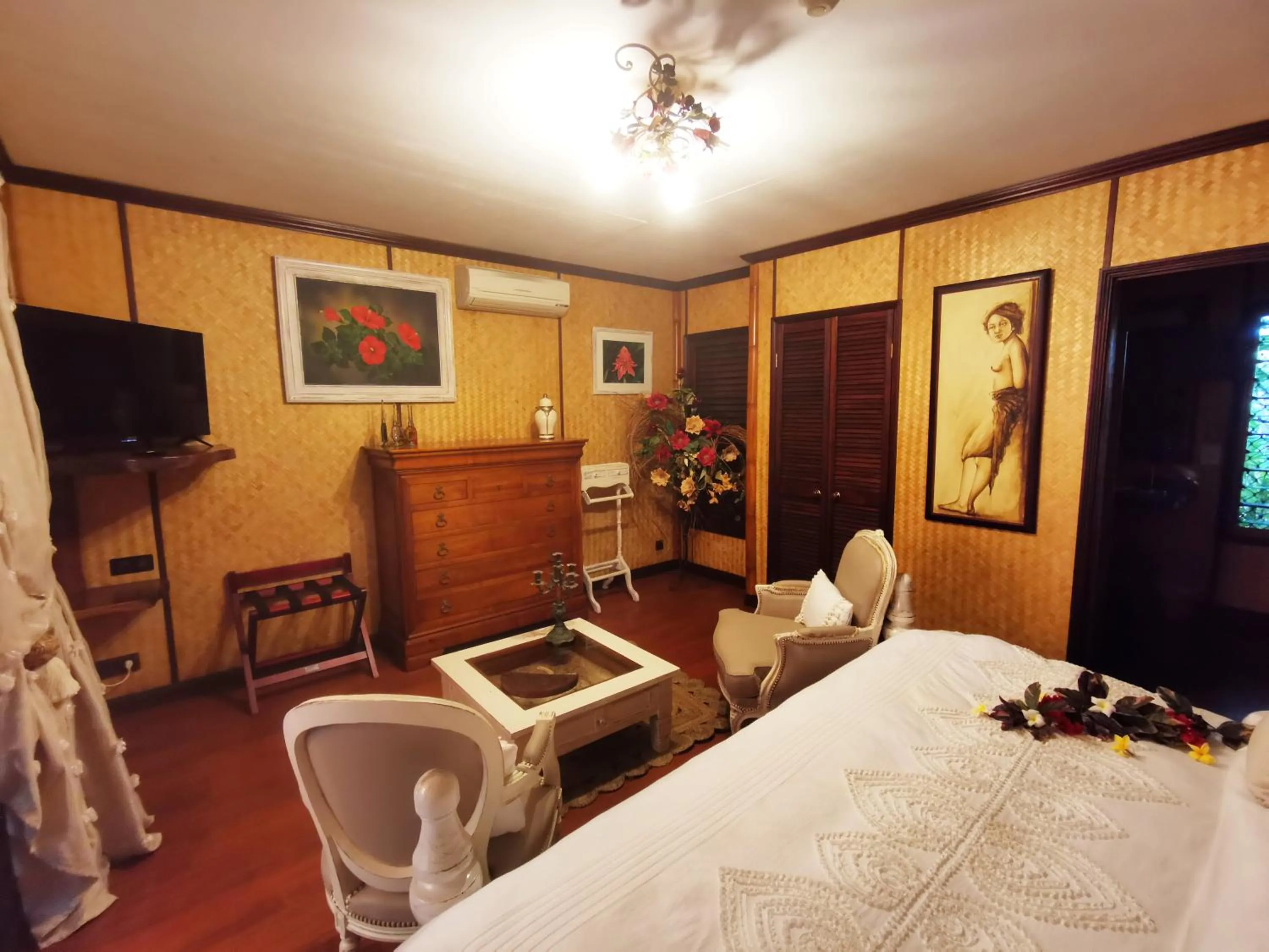 Bedroom, Bed in Hôtel Fenua Mata'i'oa