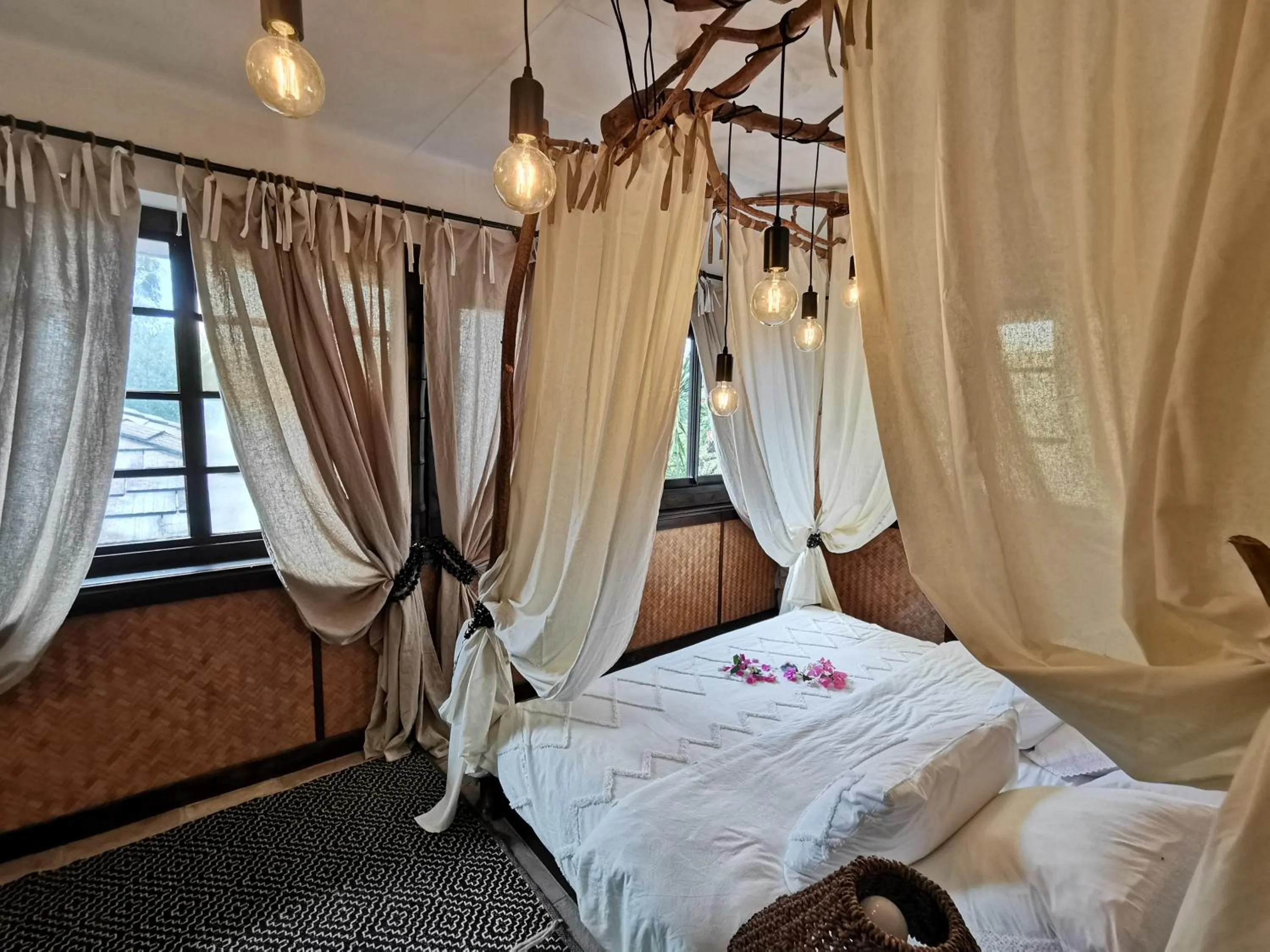 Bed in Hôtel Fenua Mata'i'oa