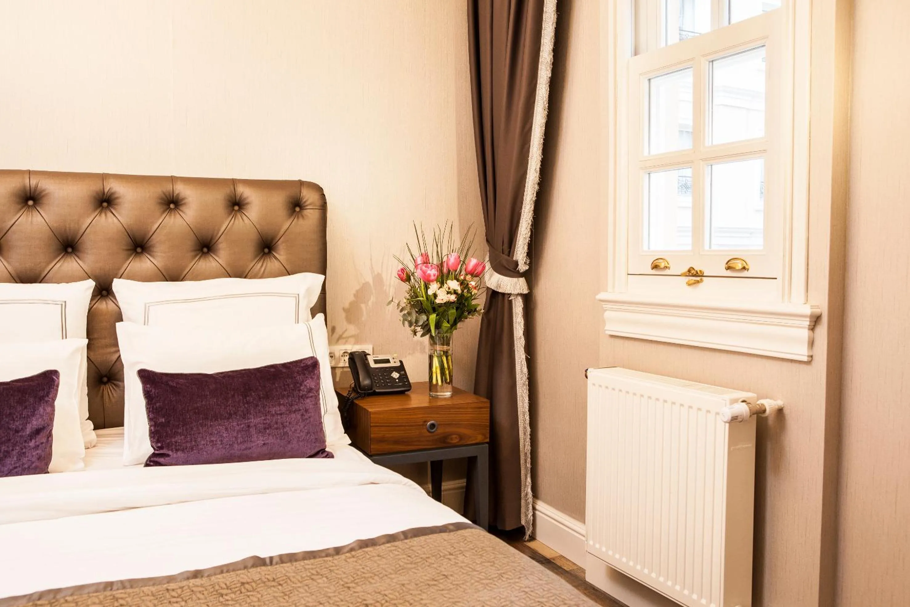 Bed in Meroddi Bağdatlıyan - 1892 Heritage Rooms by Galata Tower