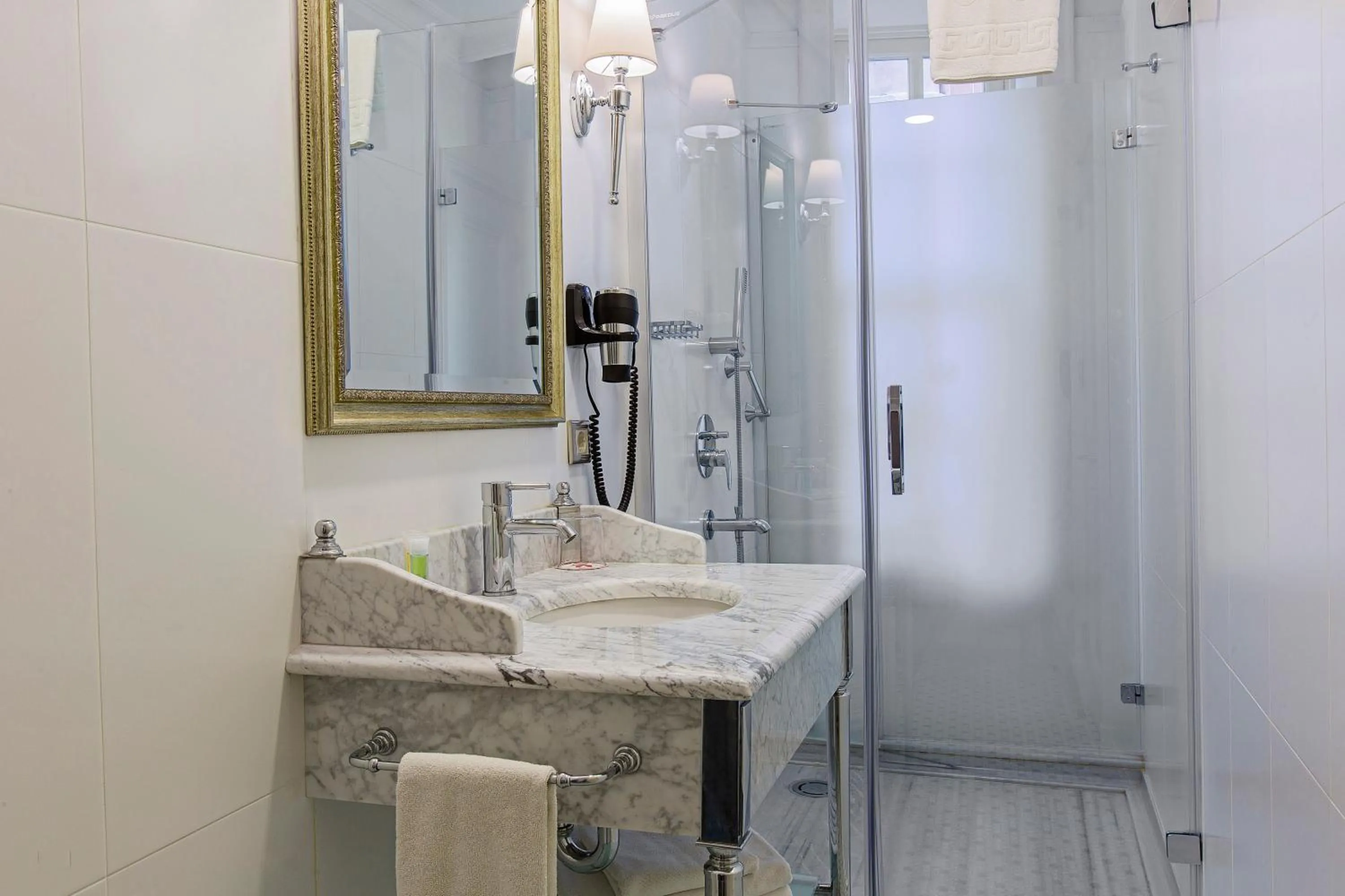 Bathroom in Meroddi Bağdatlıyan - 1892 Heritage Rooms by Galata Tower