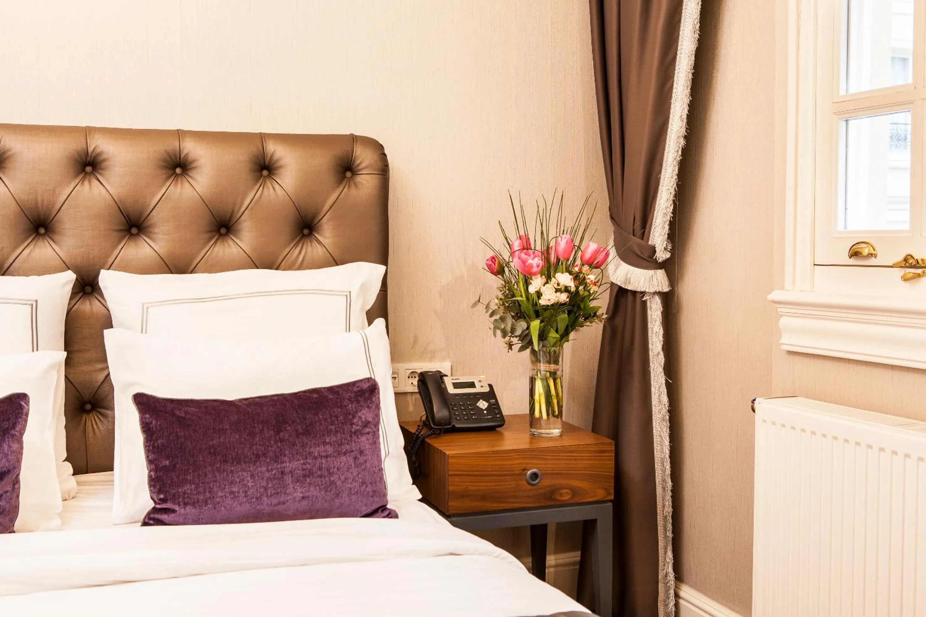 Bed in Meroddi Bağdatlıyan - 1892 Heritage Rooms by Galata Tower