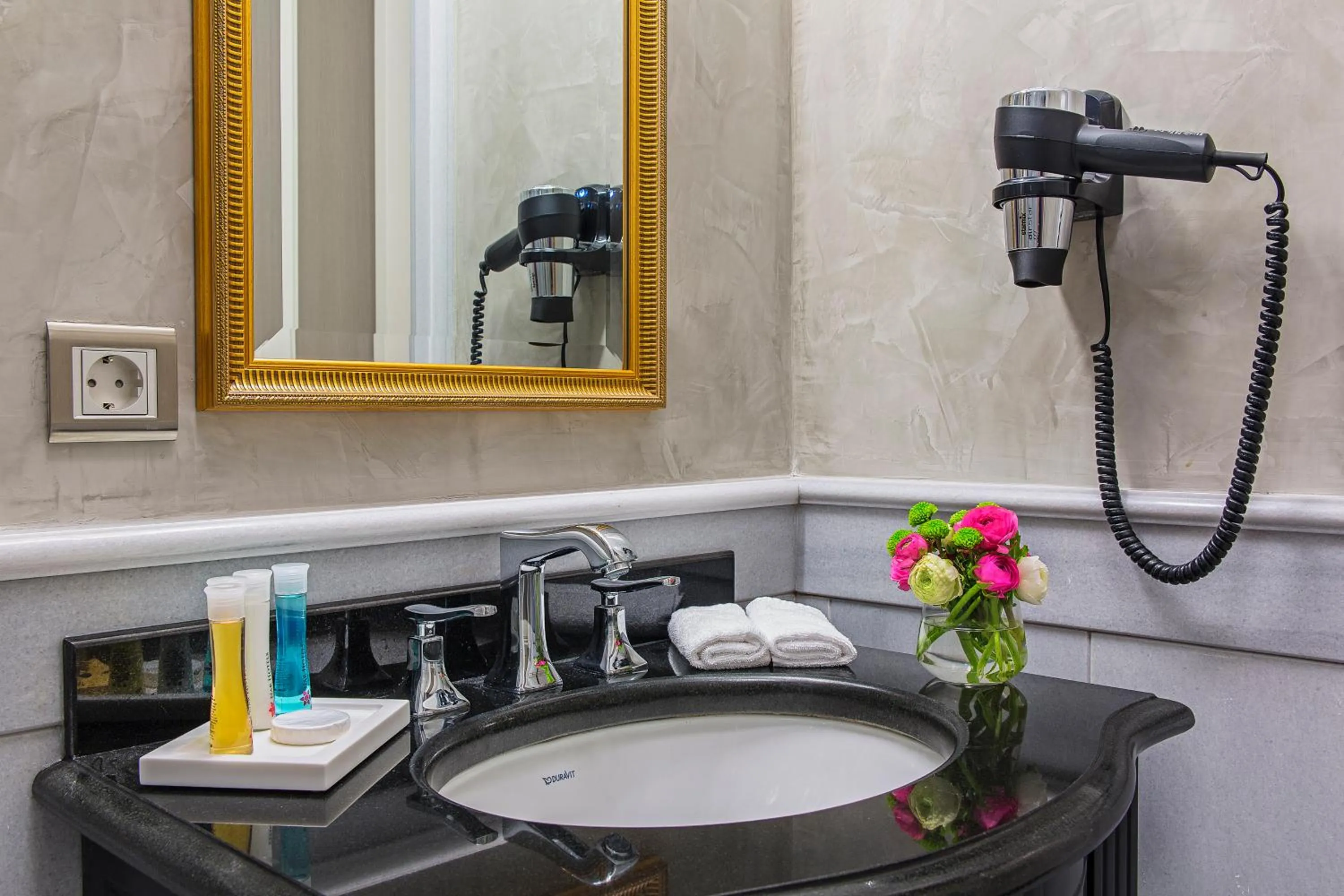 Bathroom in Meroddi Bağdatlıyan - 1892 Heritage Rooms by Galata Tower