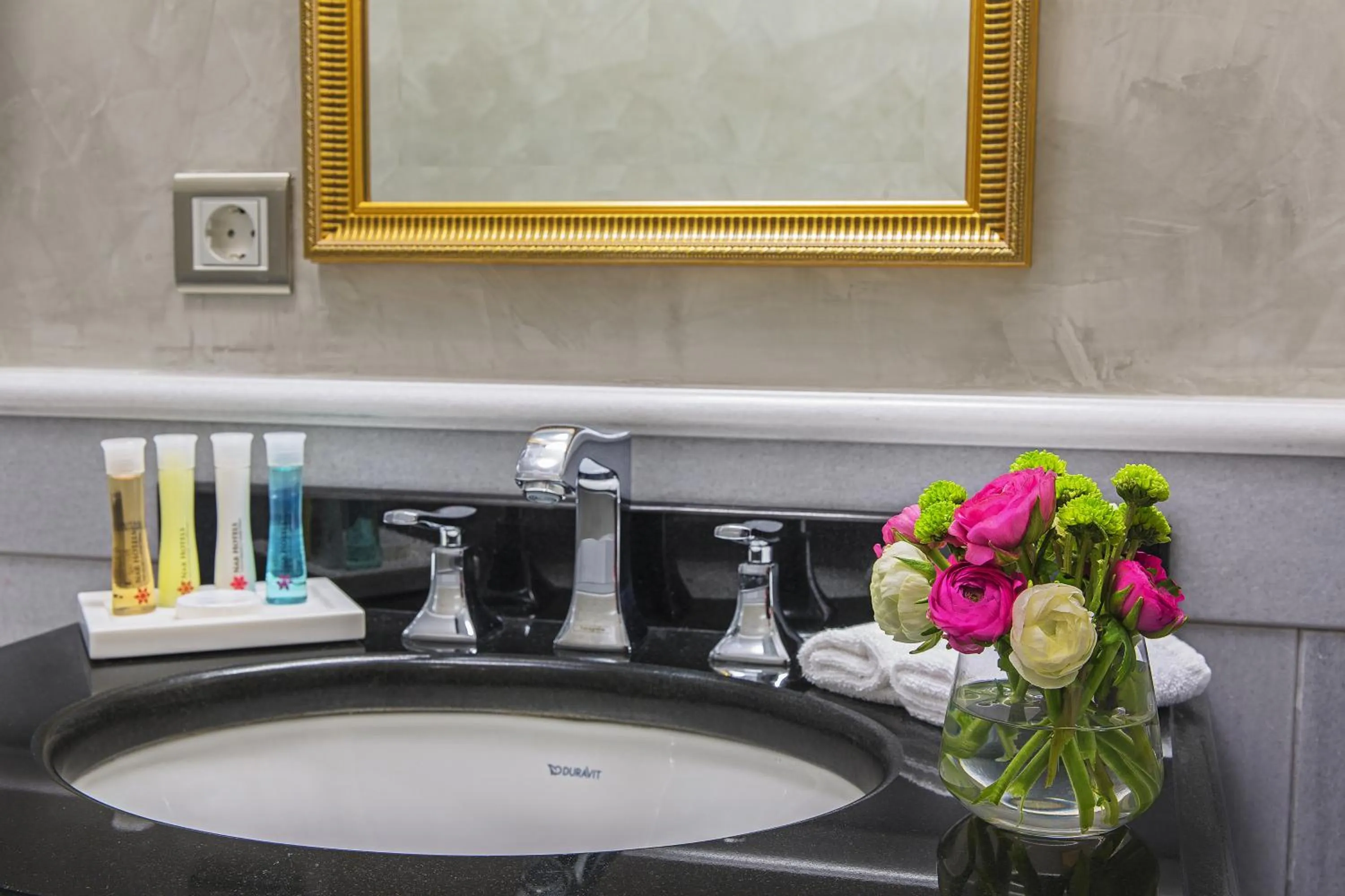 Bathroom in Meroddi Bağdatlıyan - 1892 Heritage Rooms by Galata Tower