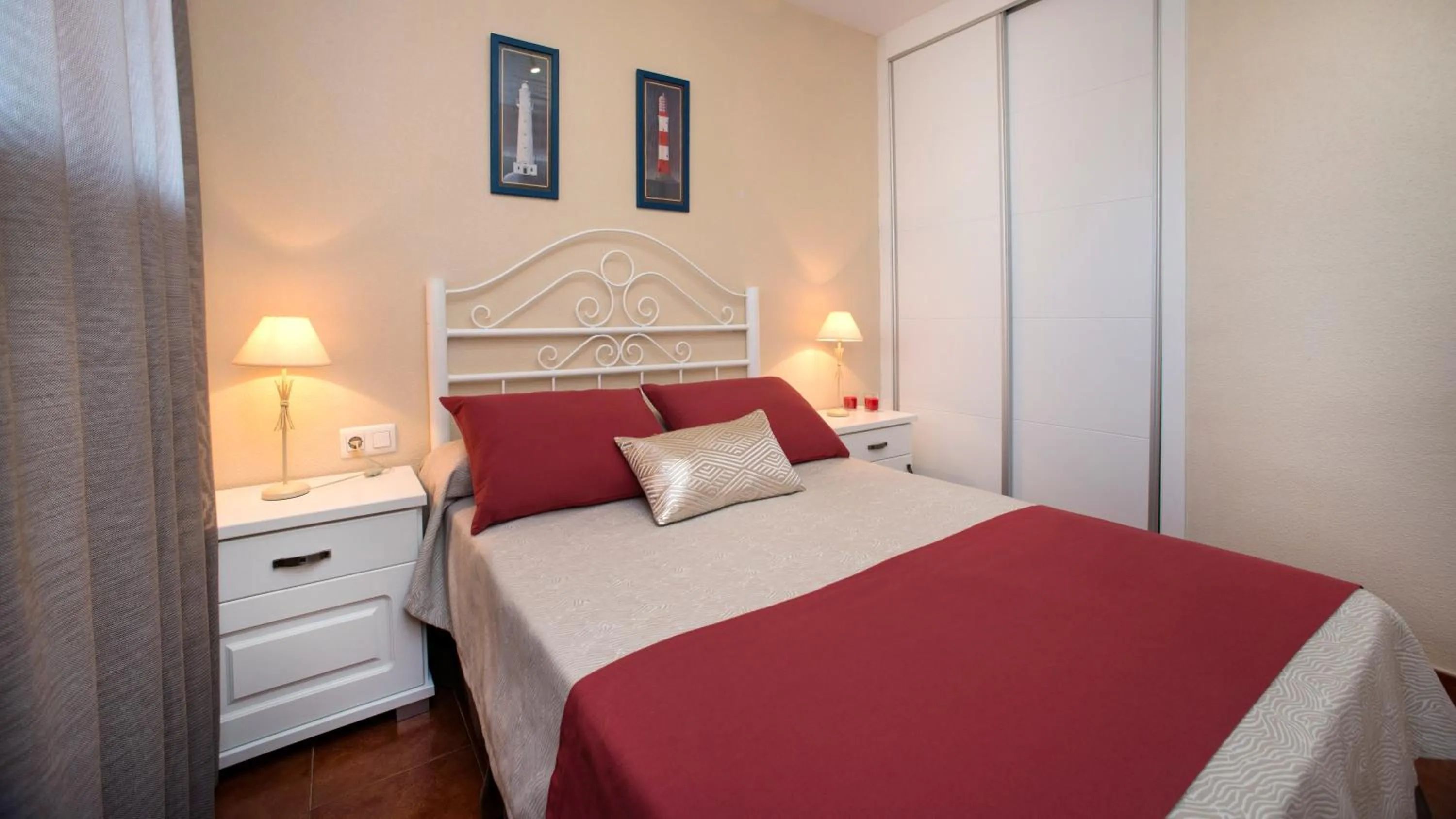 Bedroom, Bed in Leo Islamar