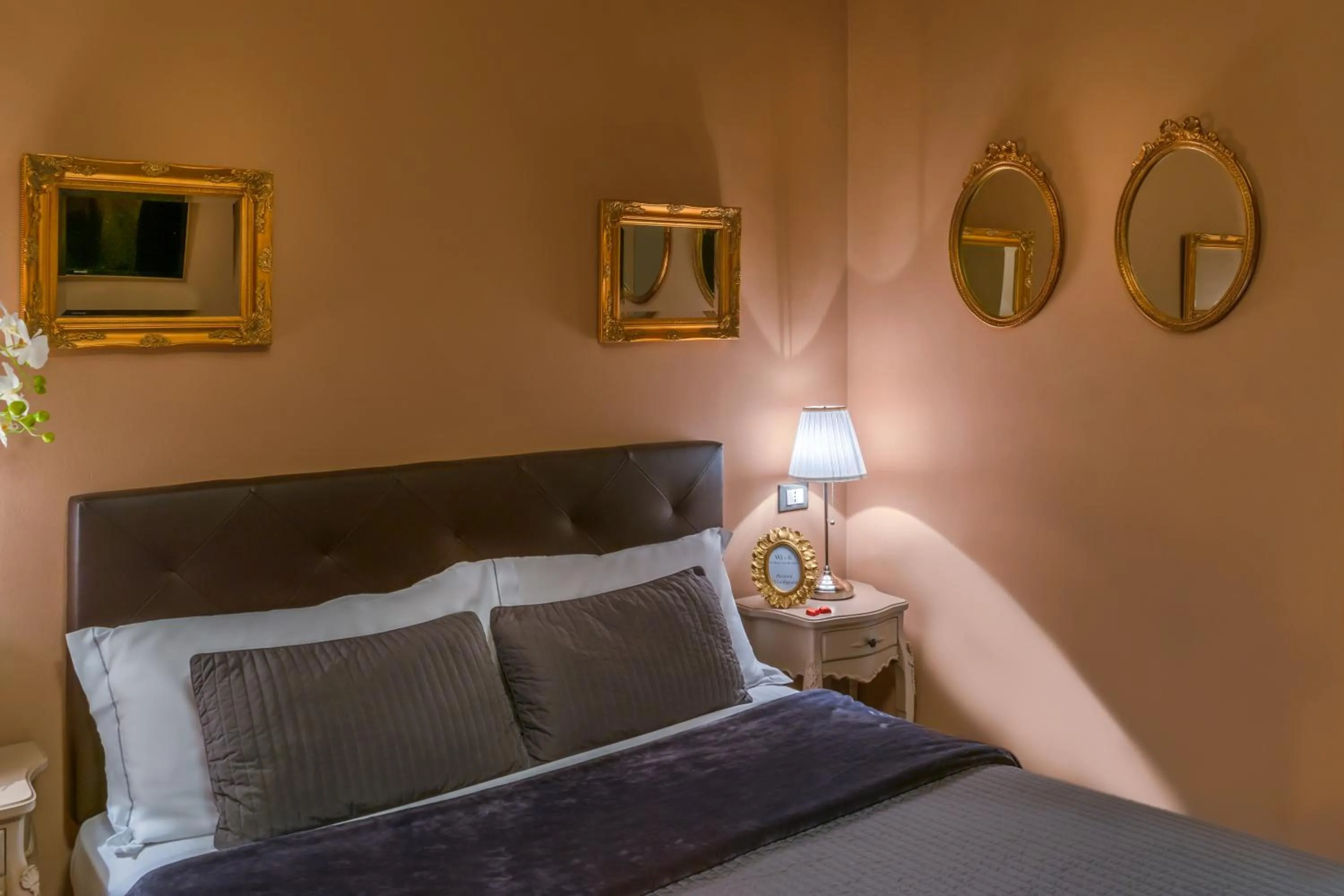 Decorative detail, Bed in 051 Room & Breakfast