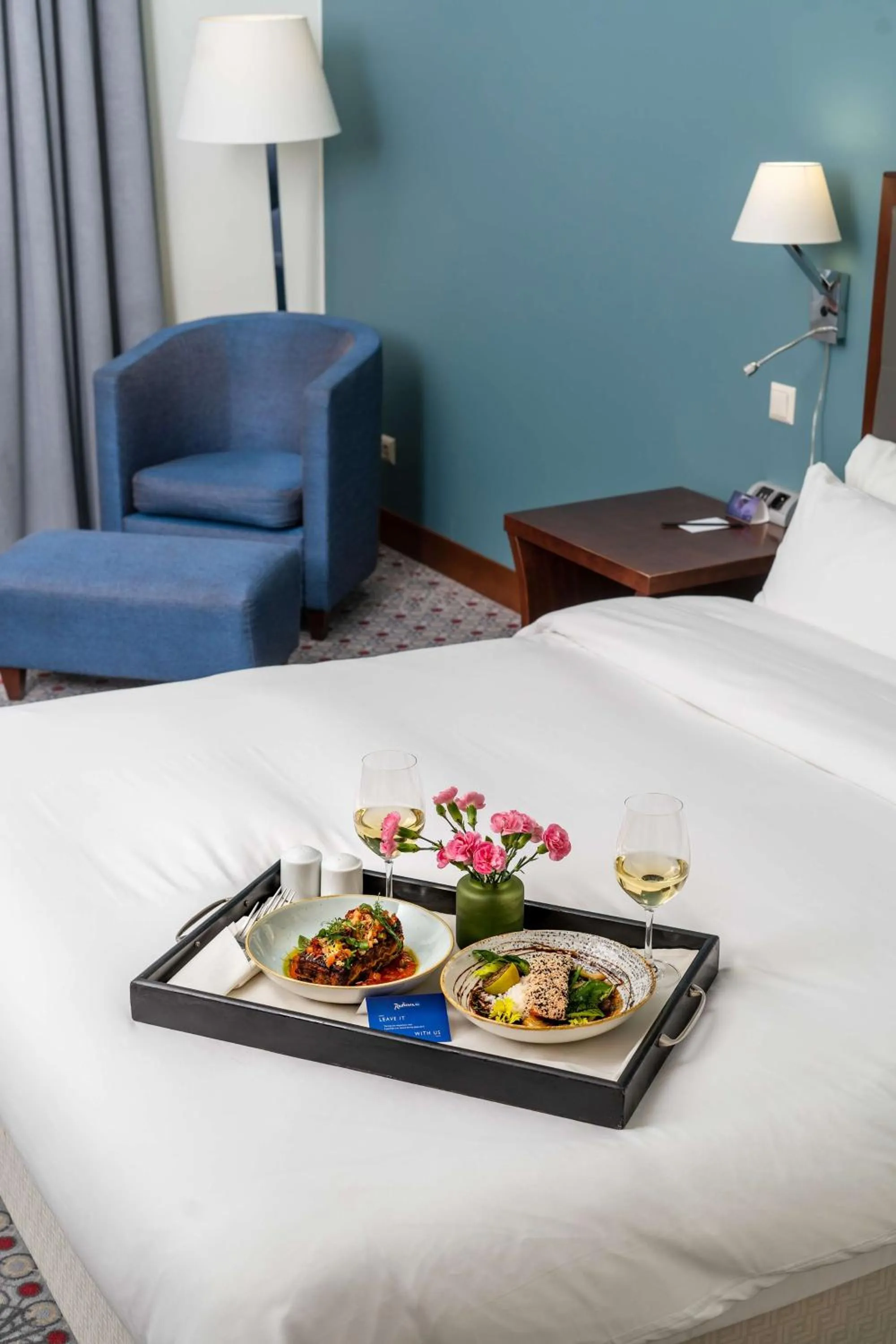 Food and drinks, Bed in Radisson Blu Hotel Wroclaw