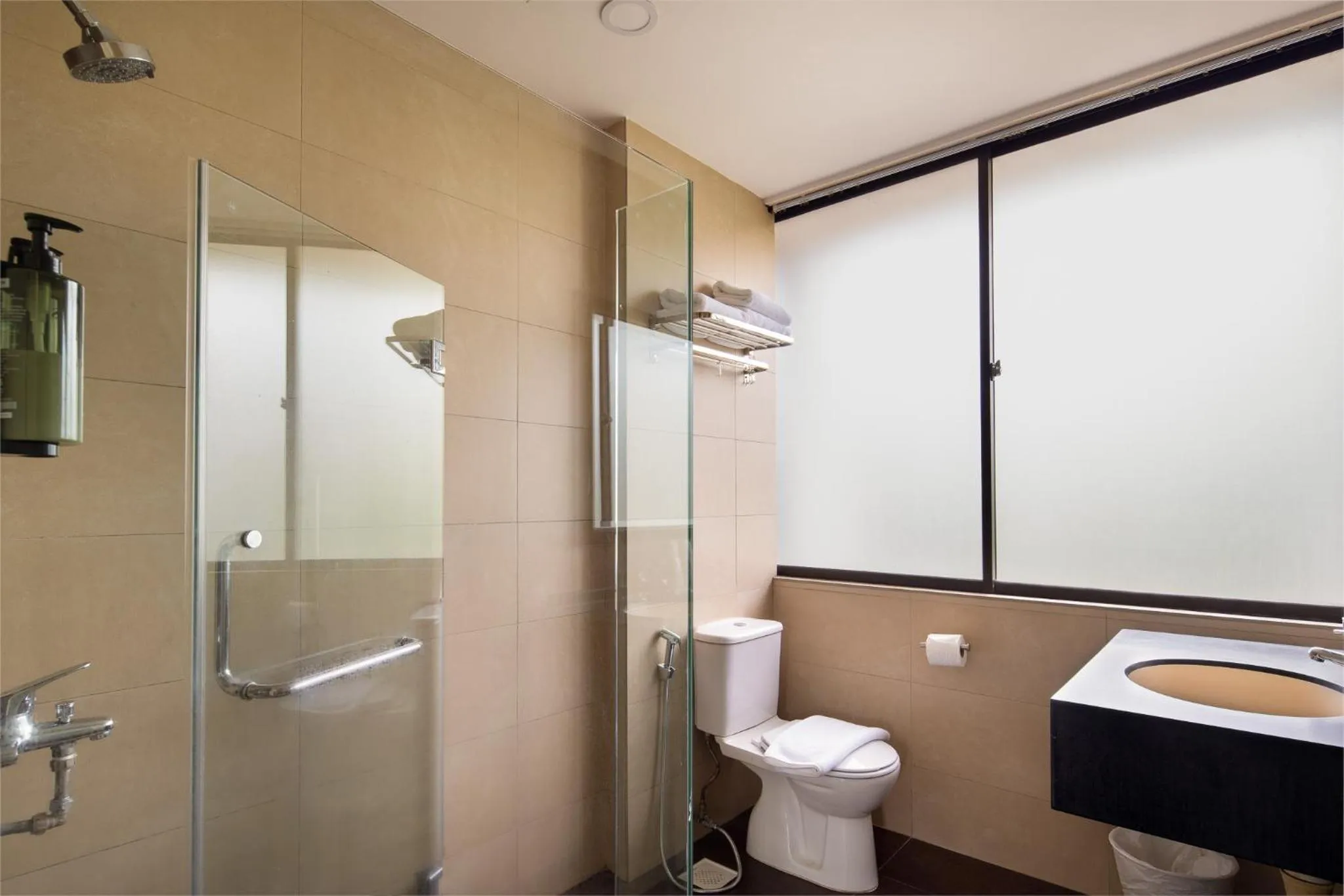 Toilet in The Quay Hotel Little India at Broadway