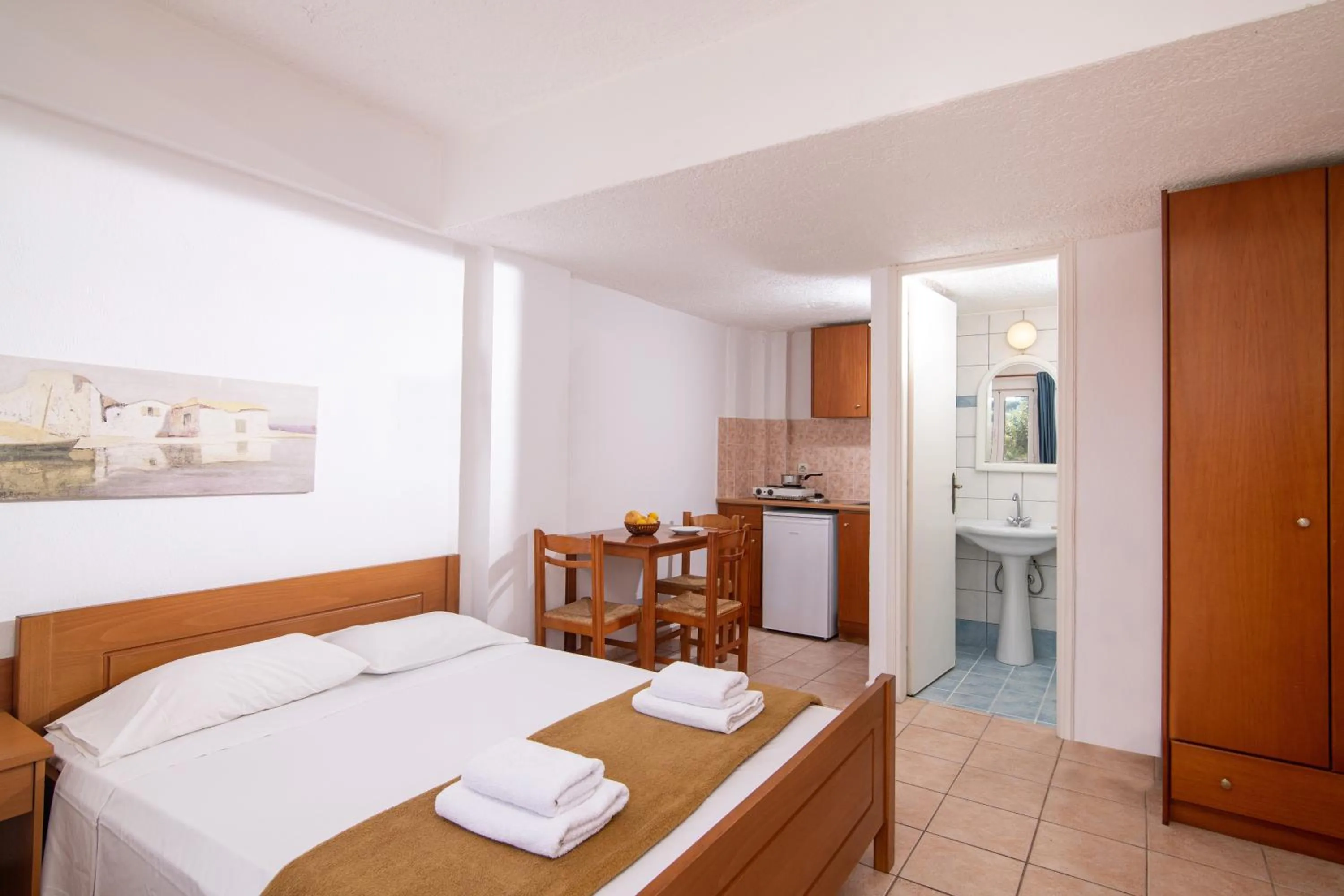 Kitchen or kitchenette, Bed in Golden Valentin Apartments