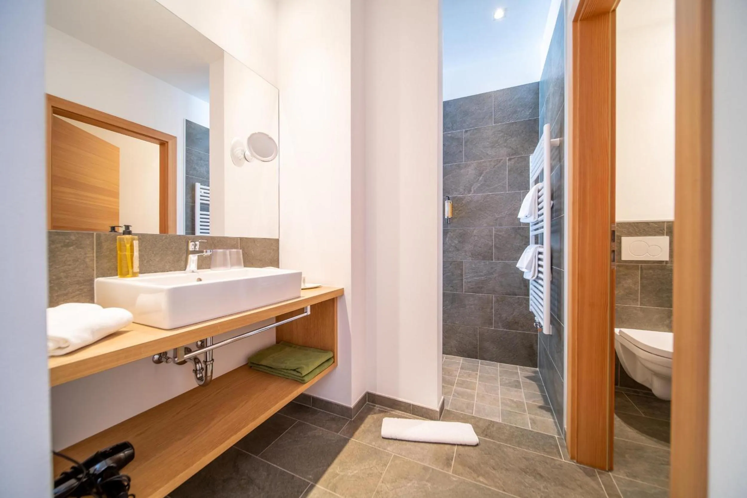 Shower, Bed in La Casies Mountain Hotel