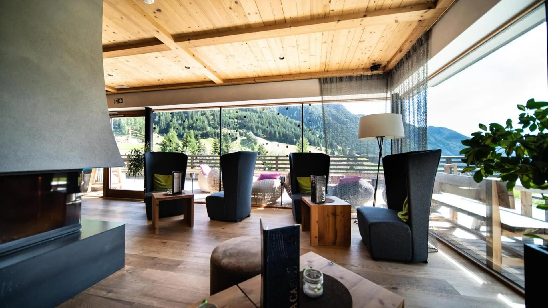 Lounge or bar in La Casies Mountain Hotel