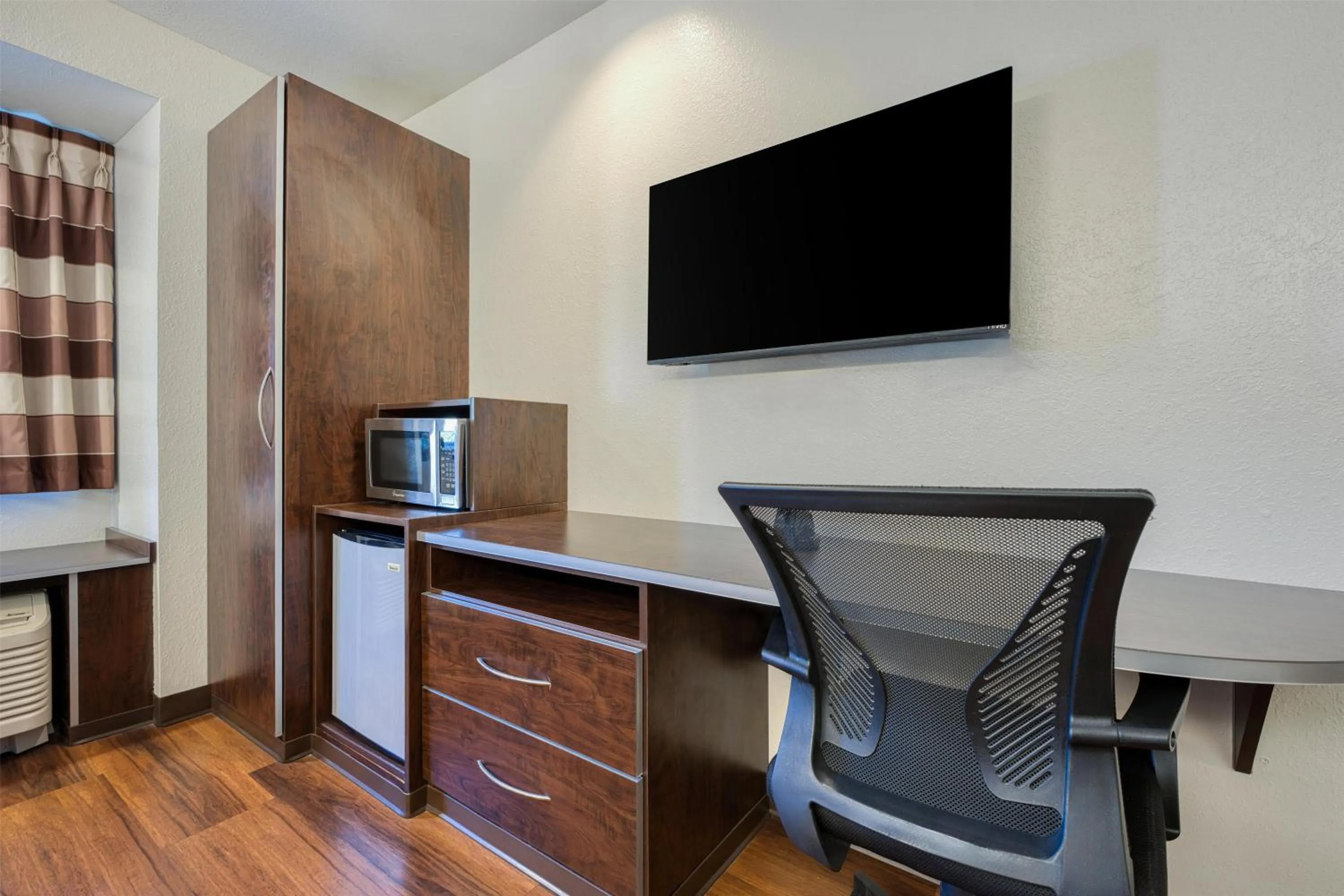 Bedroom in SureStay Plus Hotel by Best Western Buckhannon