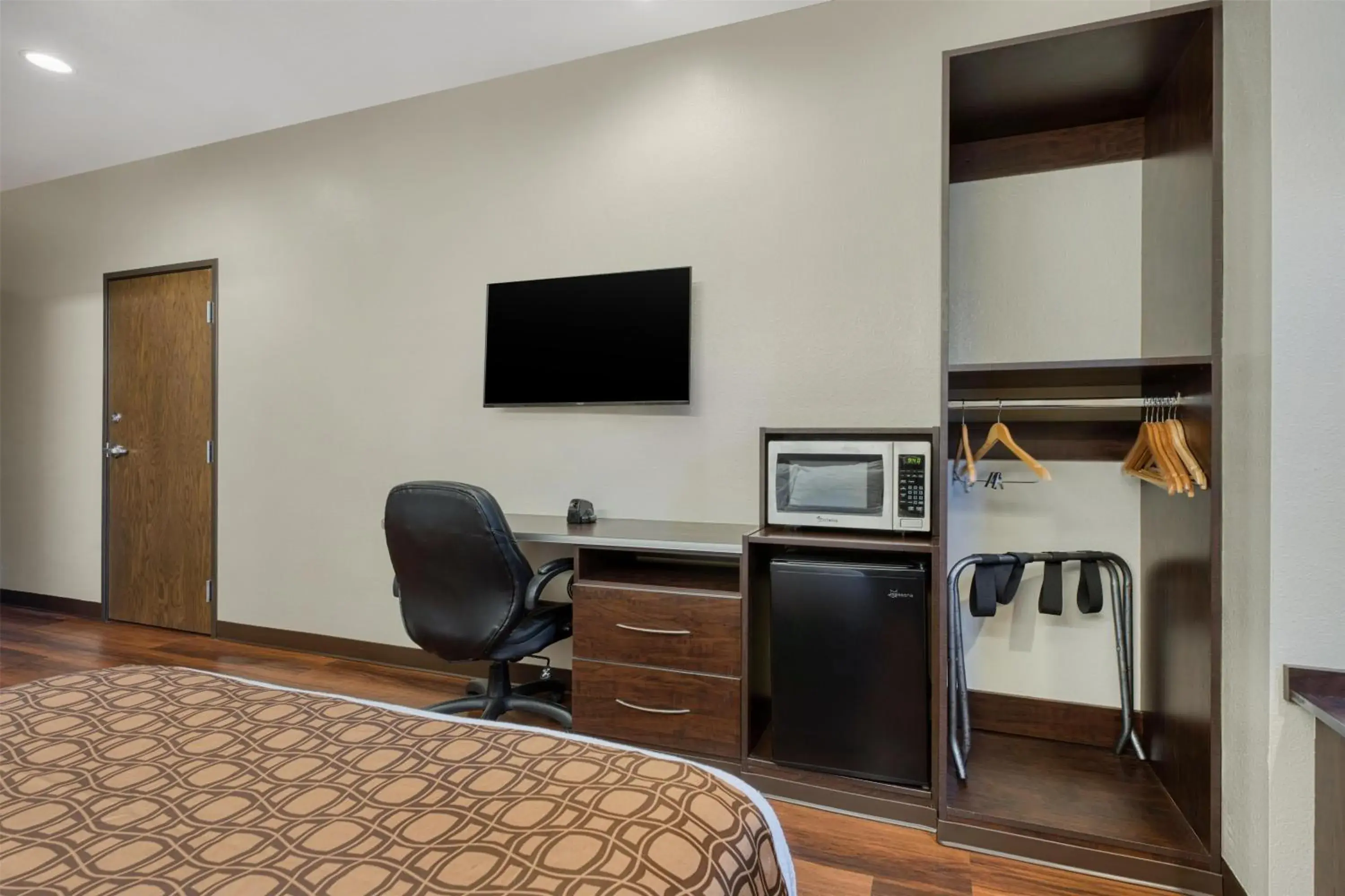 Queen Room with mobility Accessible Tub in SureStay Plus Hotel by Best Western Buckhannon Queen Room with mobility Accessible Tub in SureStay Plus Hotel by Best Western Buckhannon