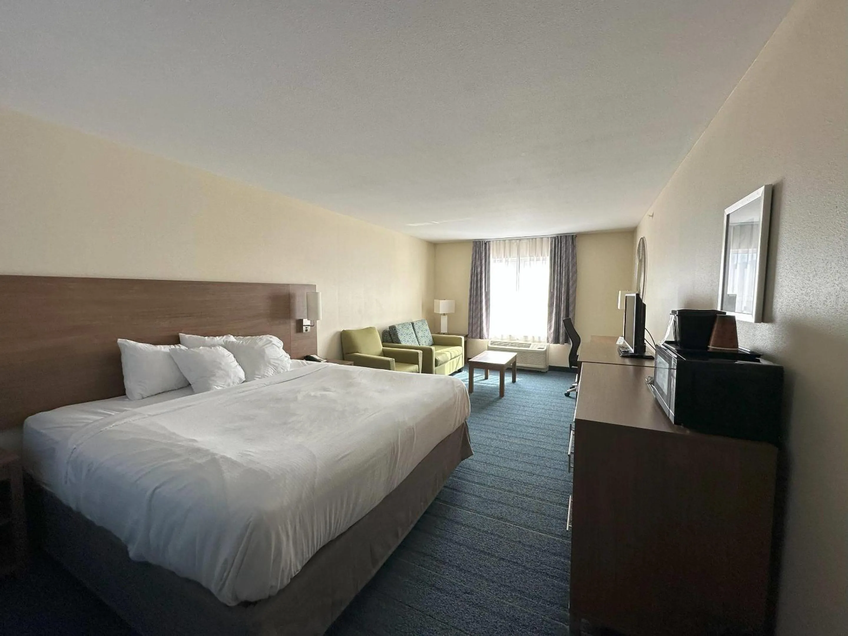 Bedroom, Bed in Sleep Inn & Suites Altoona North