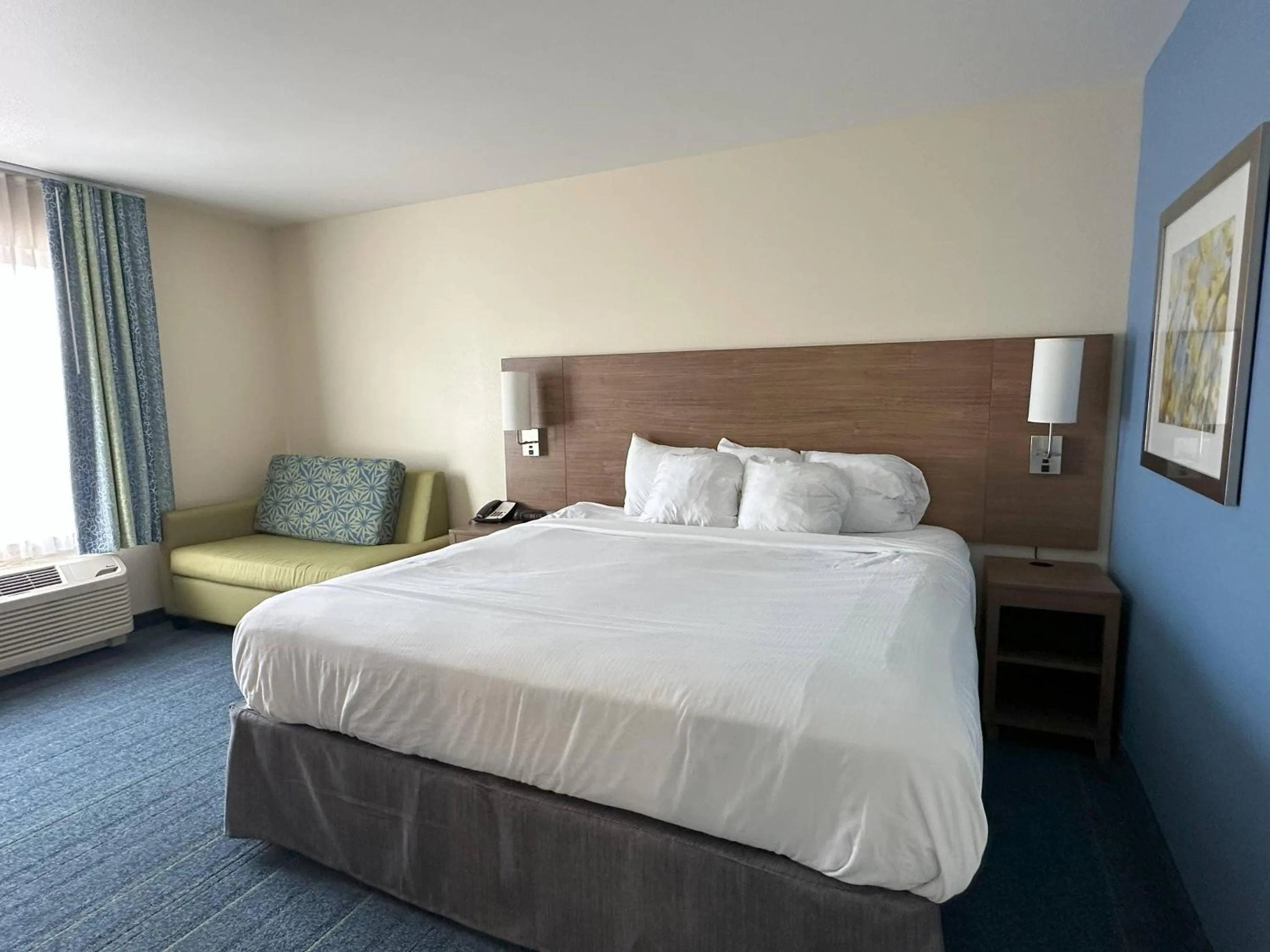 Bedroom, Bed in Sleep Inn & Suites Altoona North