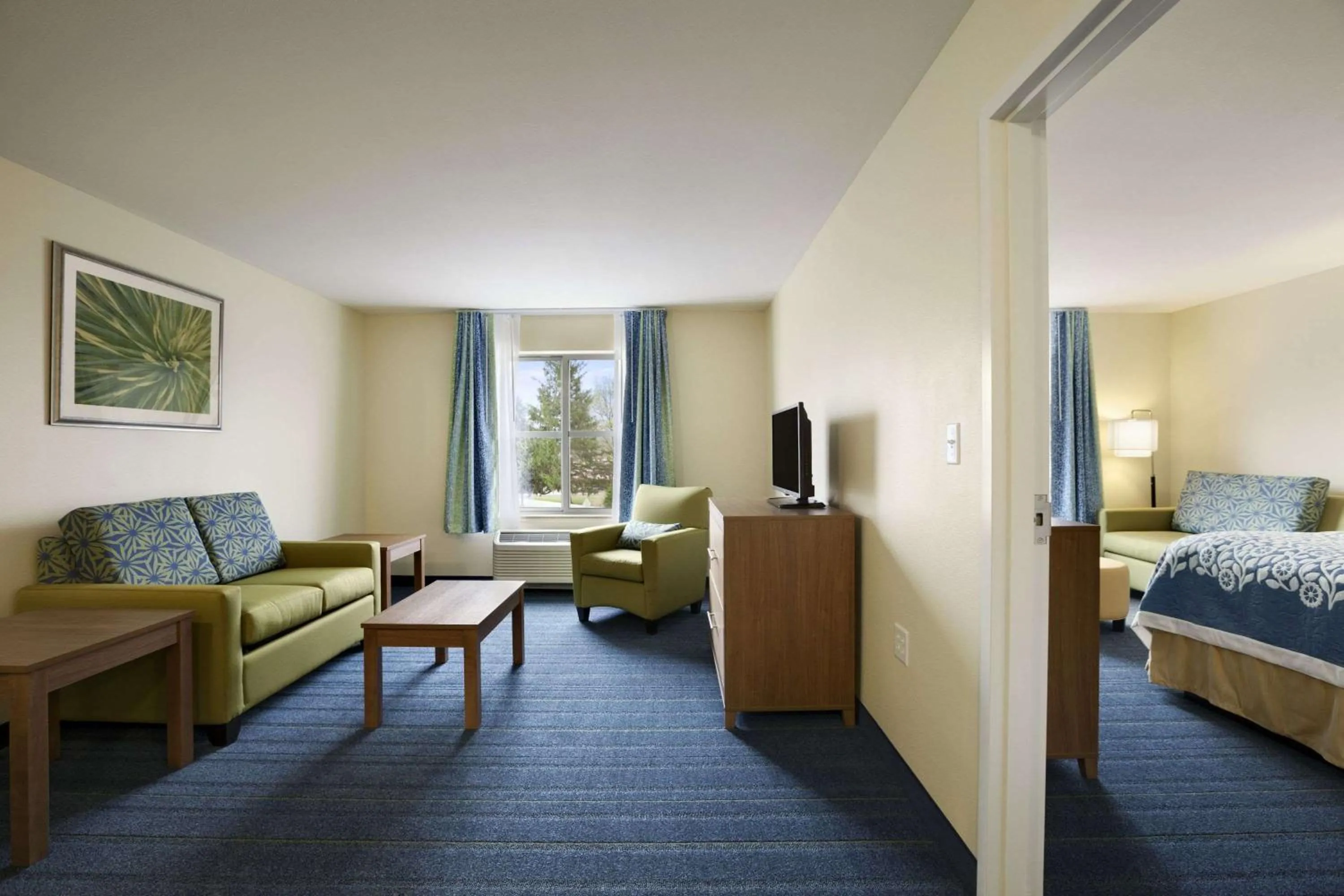 Photo of the whole room, Bed in Days Inn & Suites by Wyndham Altoona