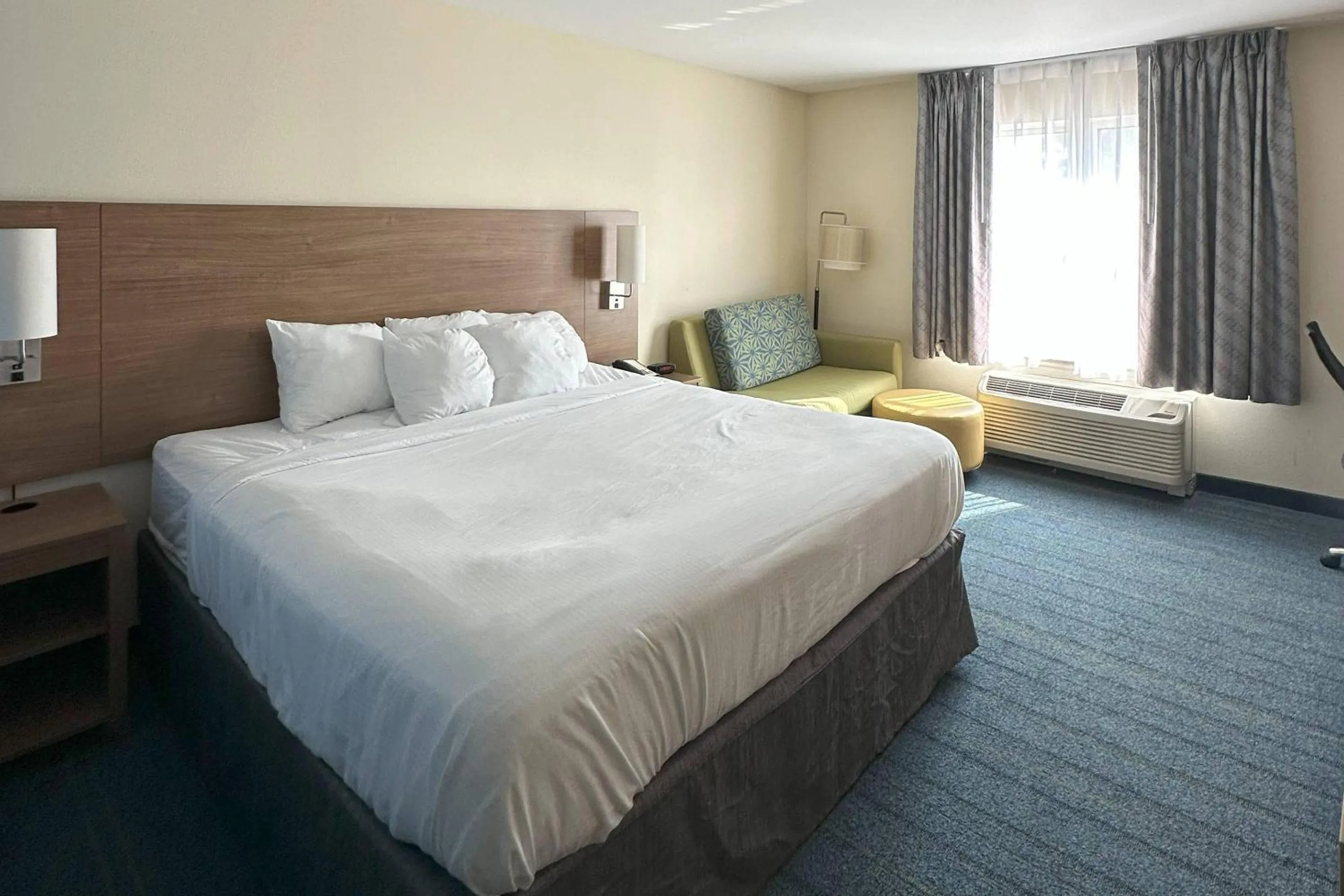 Bedroom, Bed in Sleep Inn & Suites Altoona North