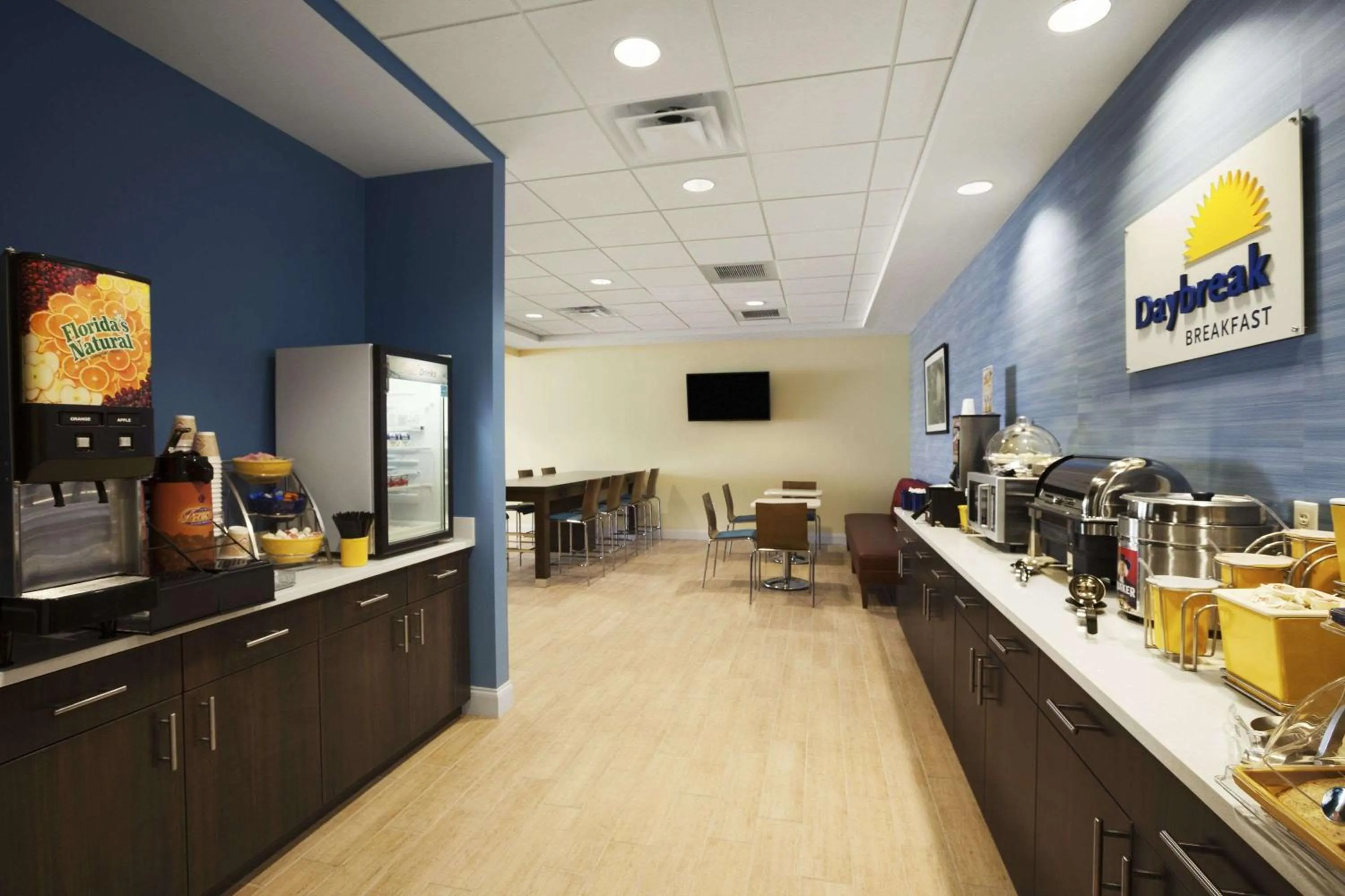 Restaurant/places to eat in Days Inn & Suites by Wyndham Altoona