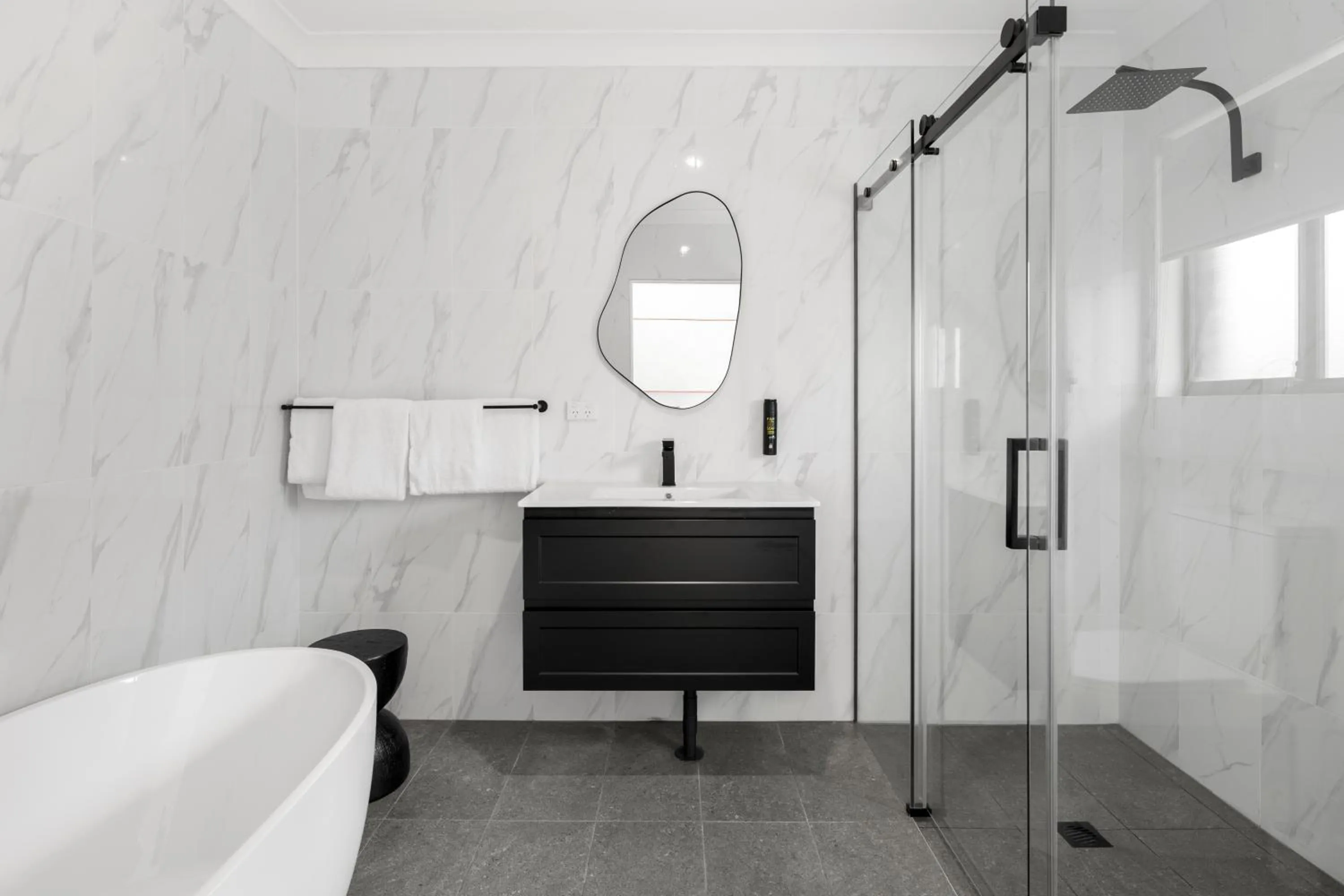 Shower in Montblu at Echo Point