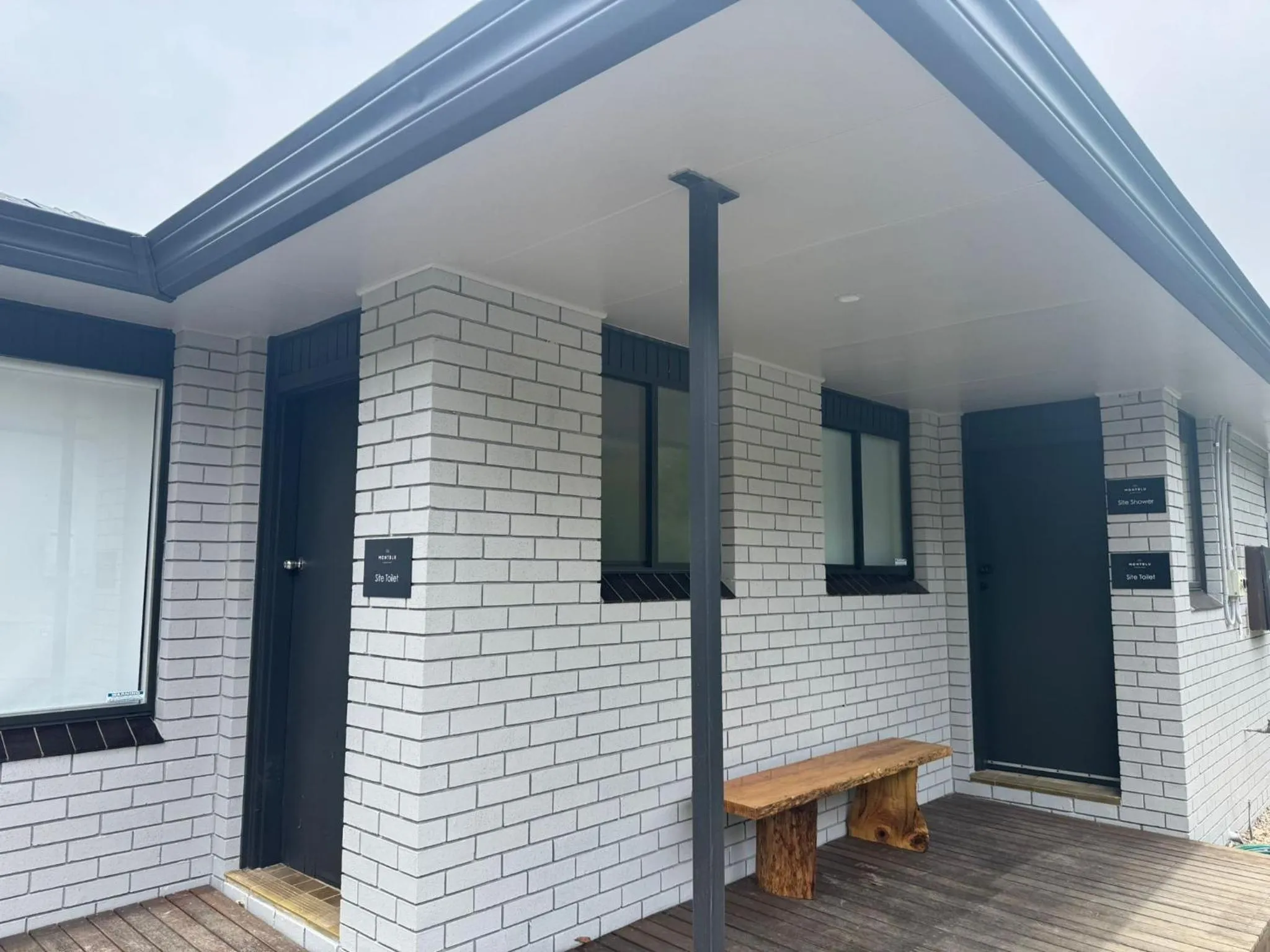 Facade/entrance in Montblu at Echo Point