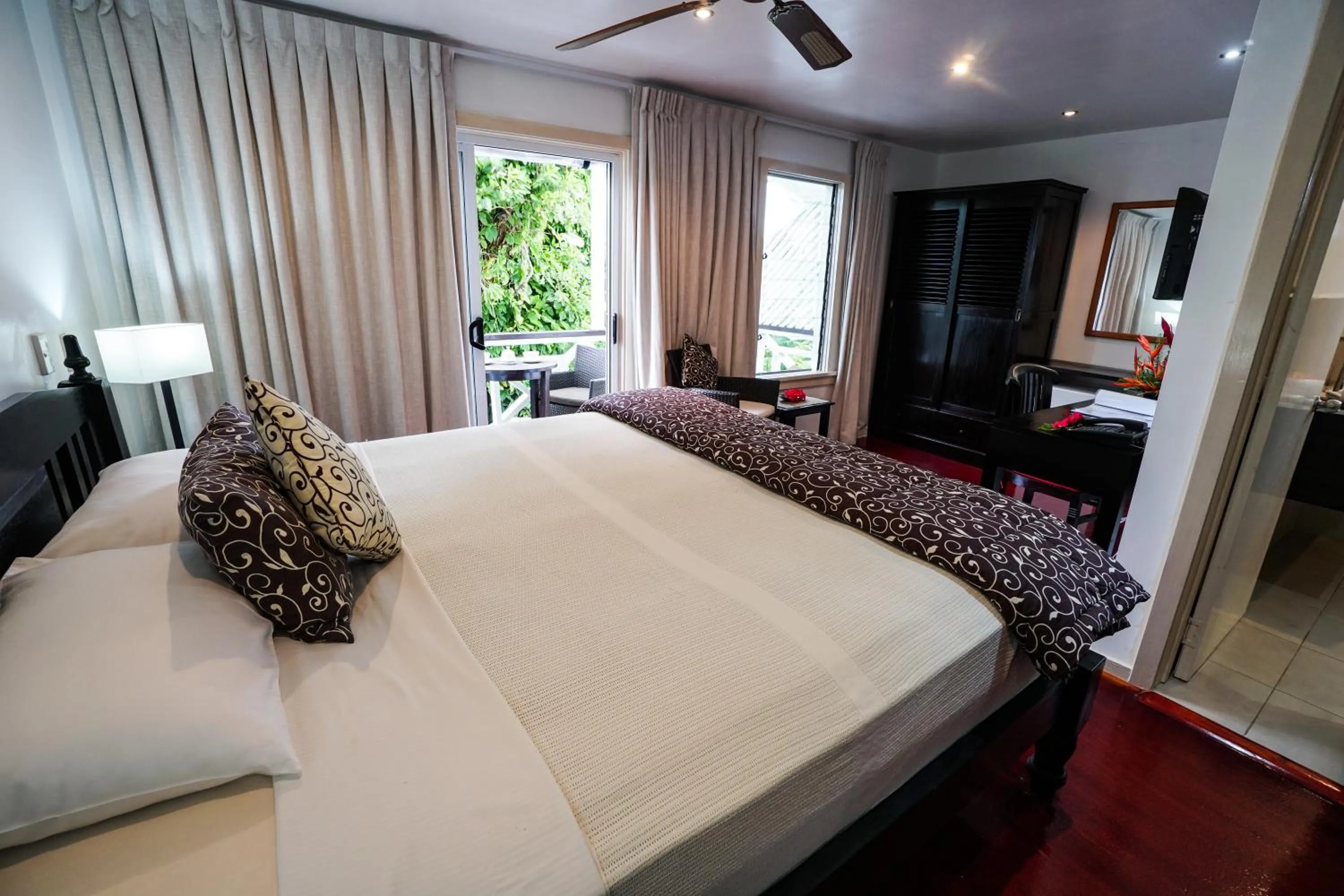 Photo of the whole room, Bed in Seaview Lodge and Restaurant