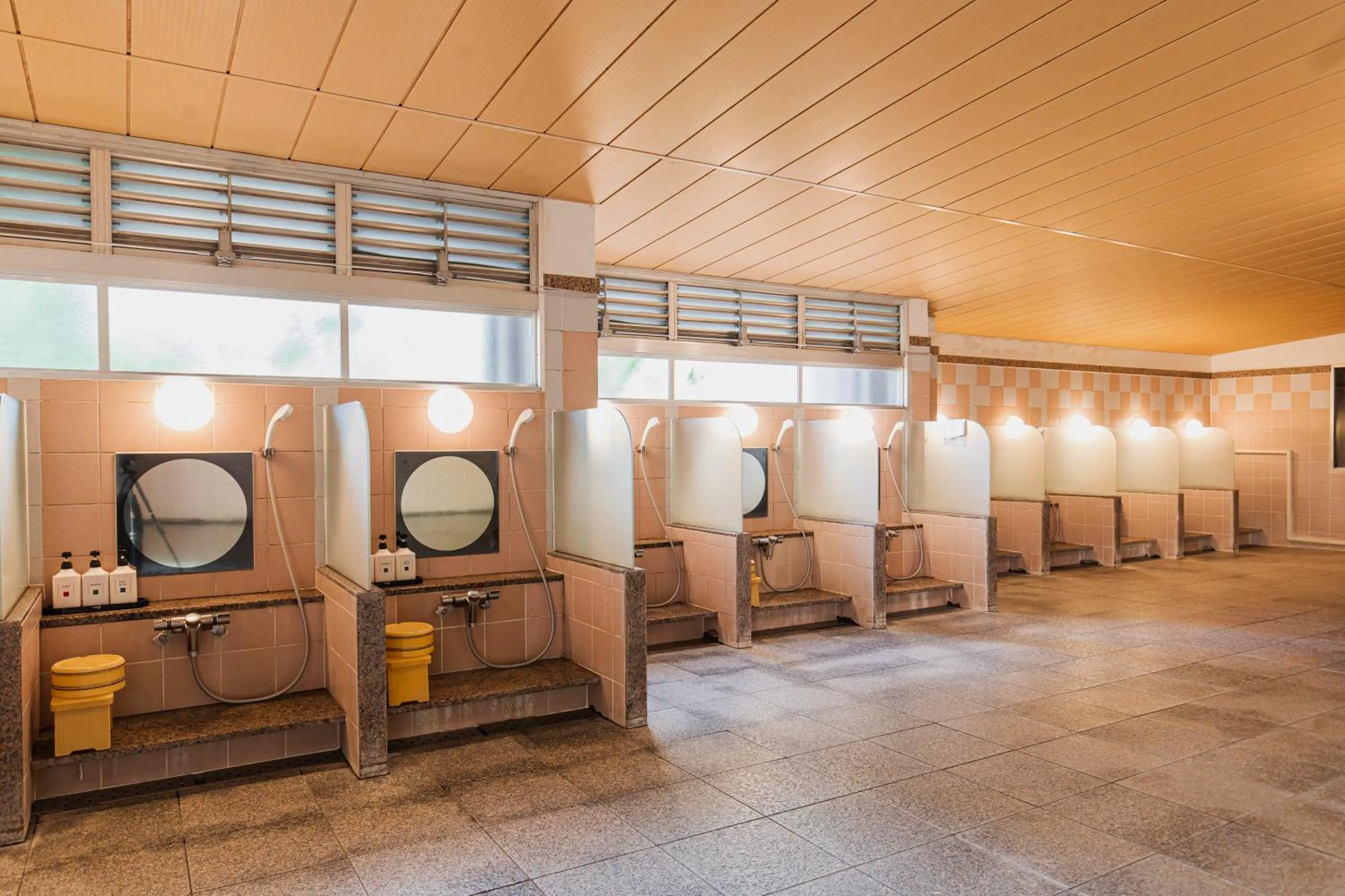 Public Bath in Yufuin Kotobuki Hananosho