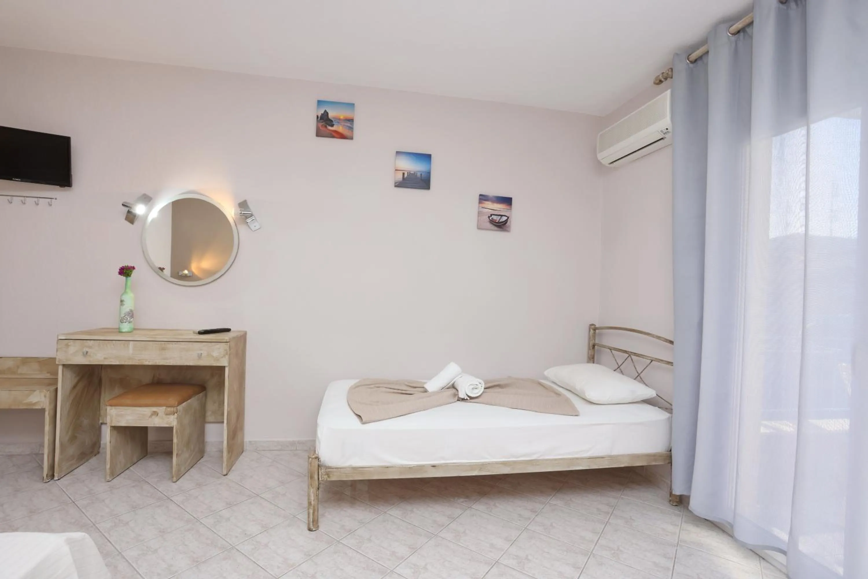 TV and multimedia in Summer Dream Hotel