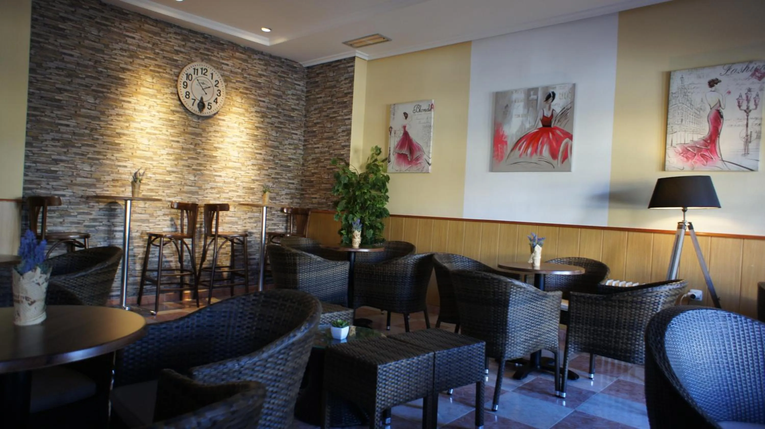 Communal lounge/ TV room in Hotel Puente Romano