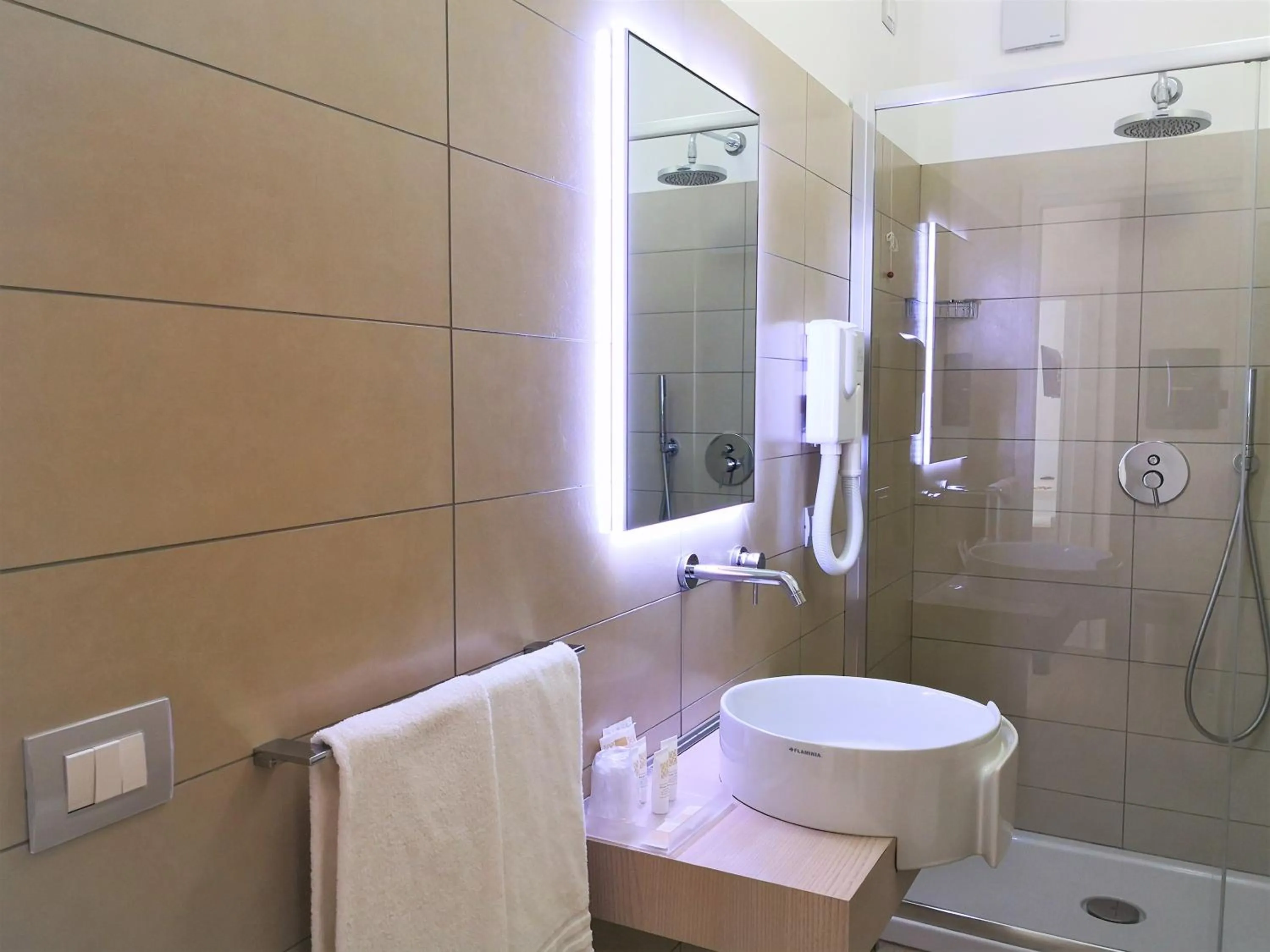 Shower in Hotel Perla Gaia