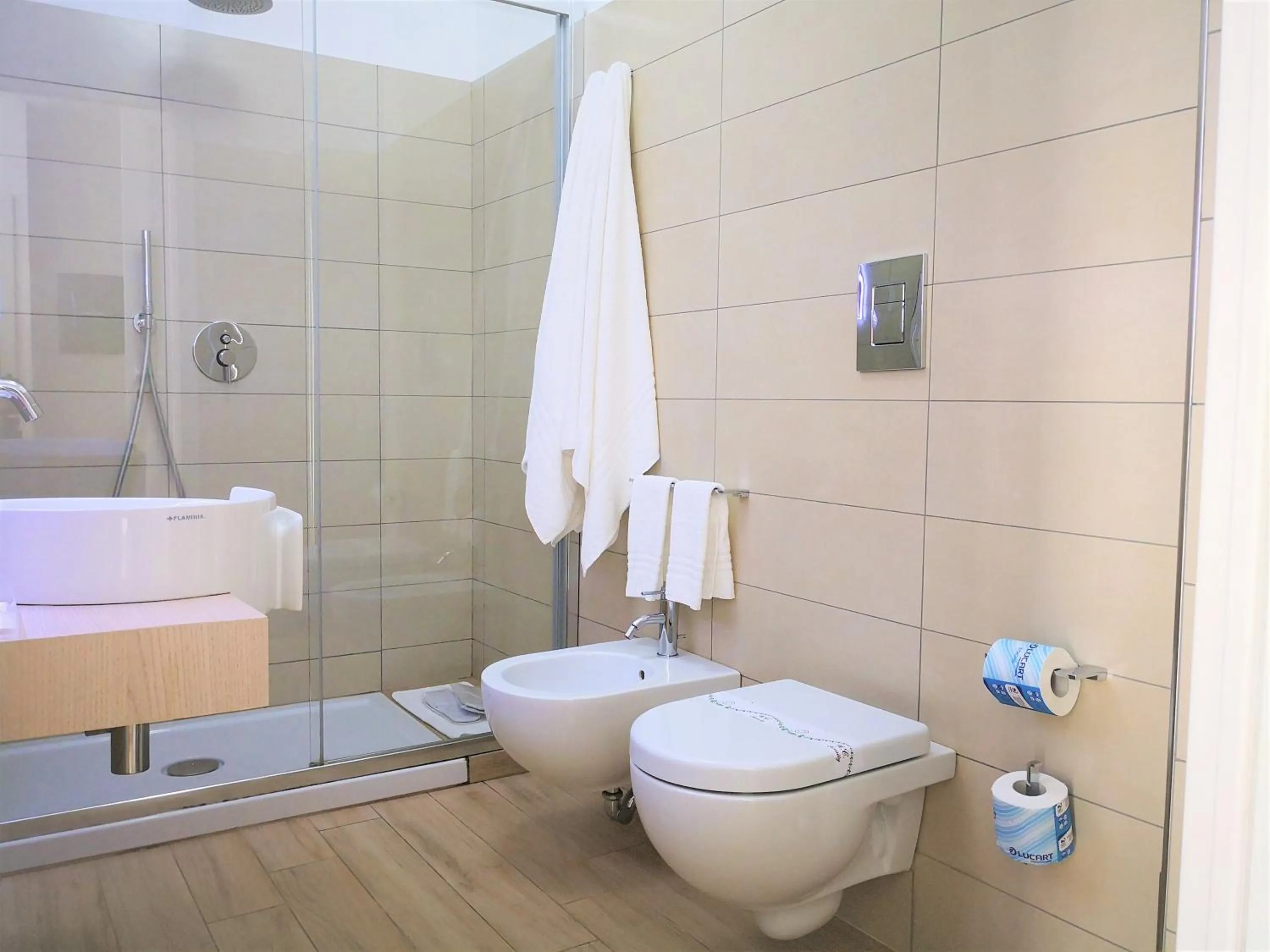 Shower in Hotel Perla Gaia