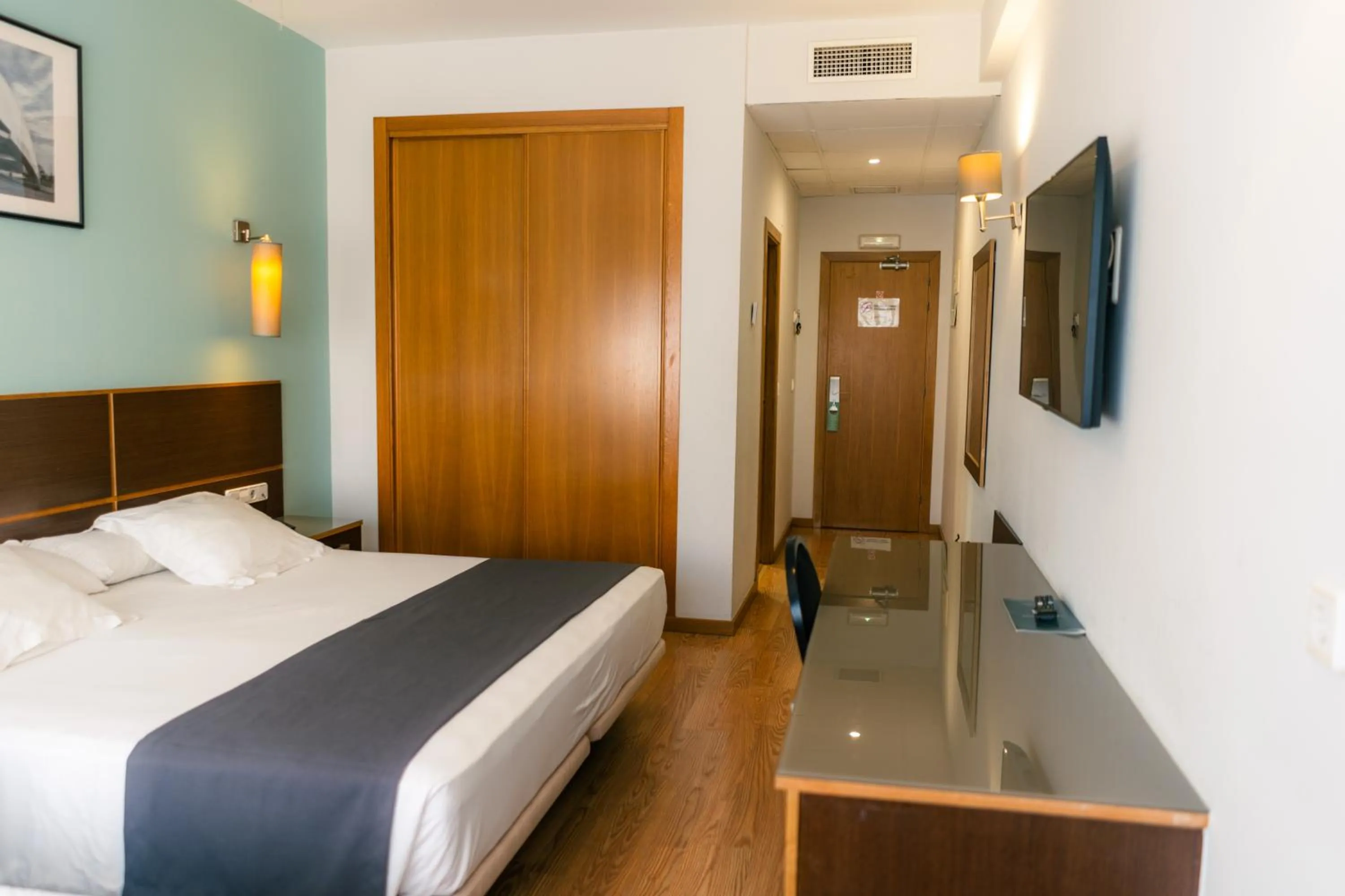 Photo of the whole room, Bed in Plaza Alaquas