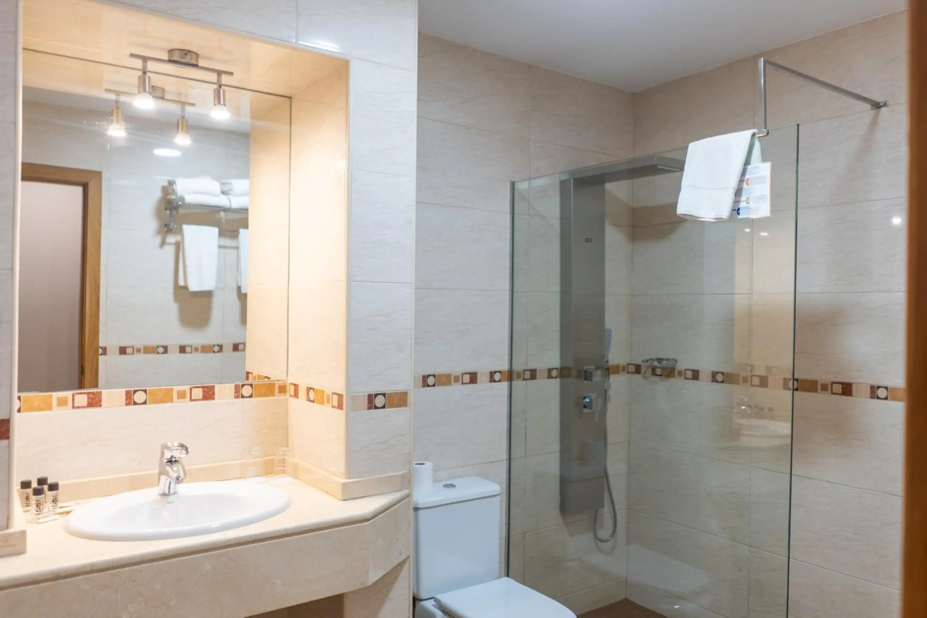 Comfort Family Room (2 Adults + 2 Children) in Plaza Alaquas Comfort Family Room (2 Adults + 2 Children) in Plaza Alaquas