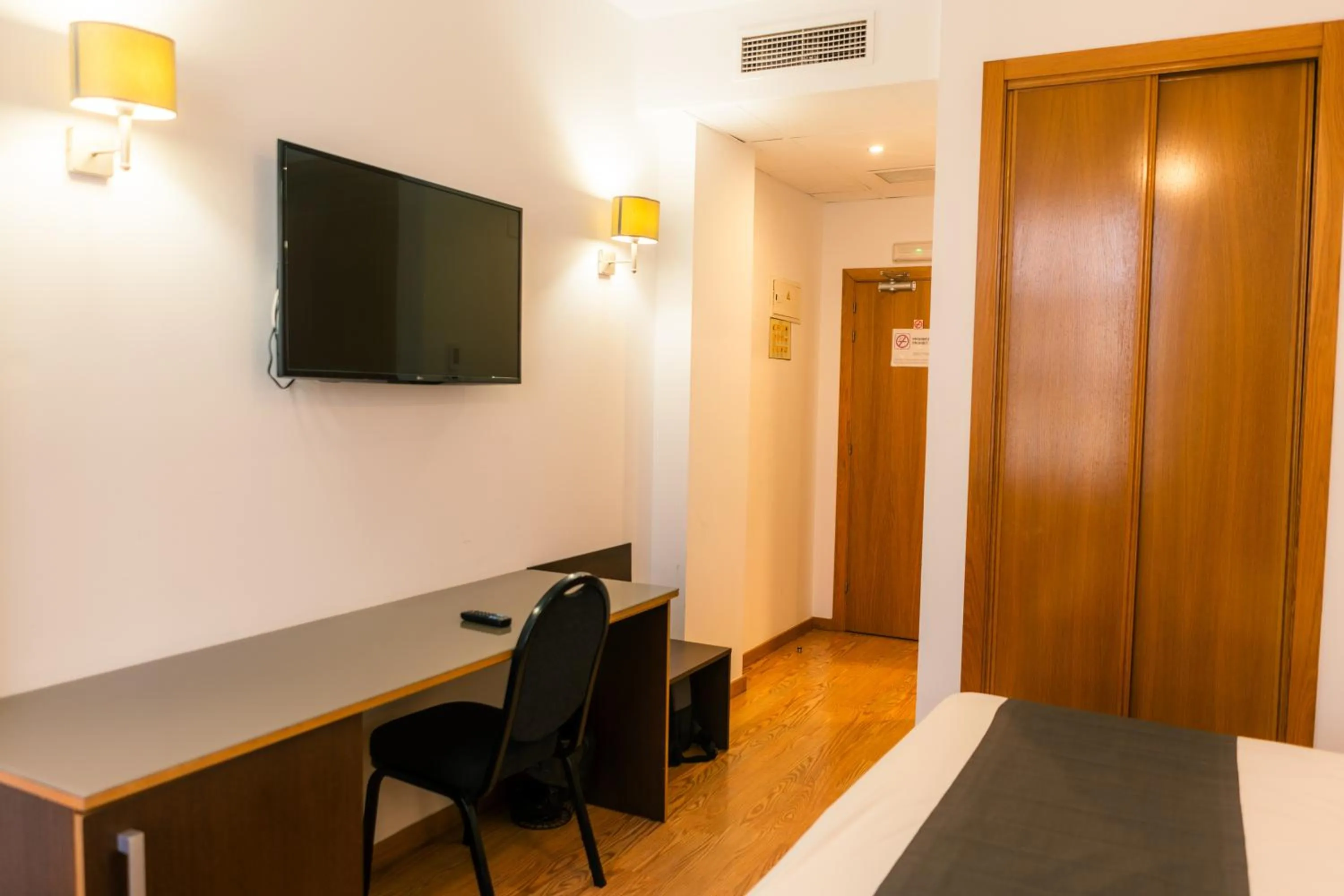 Photo of the whole room in Plaza Alaquas