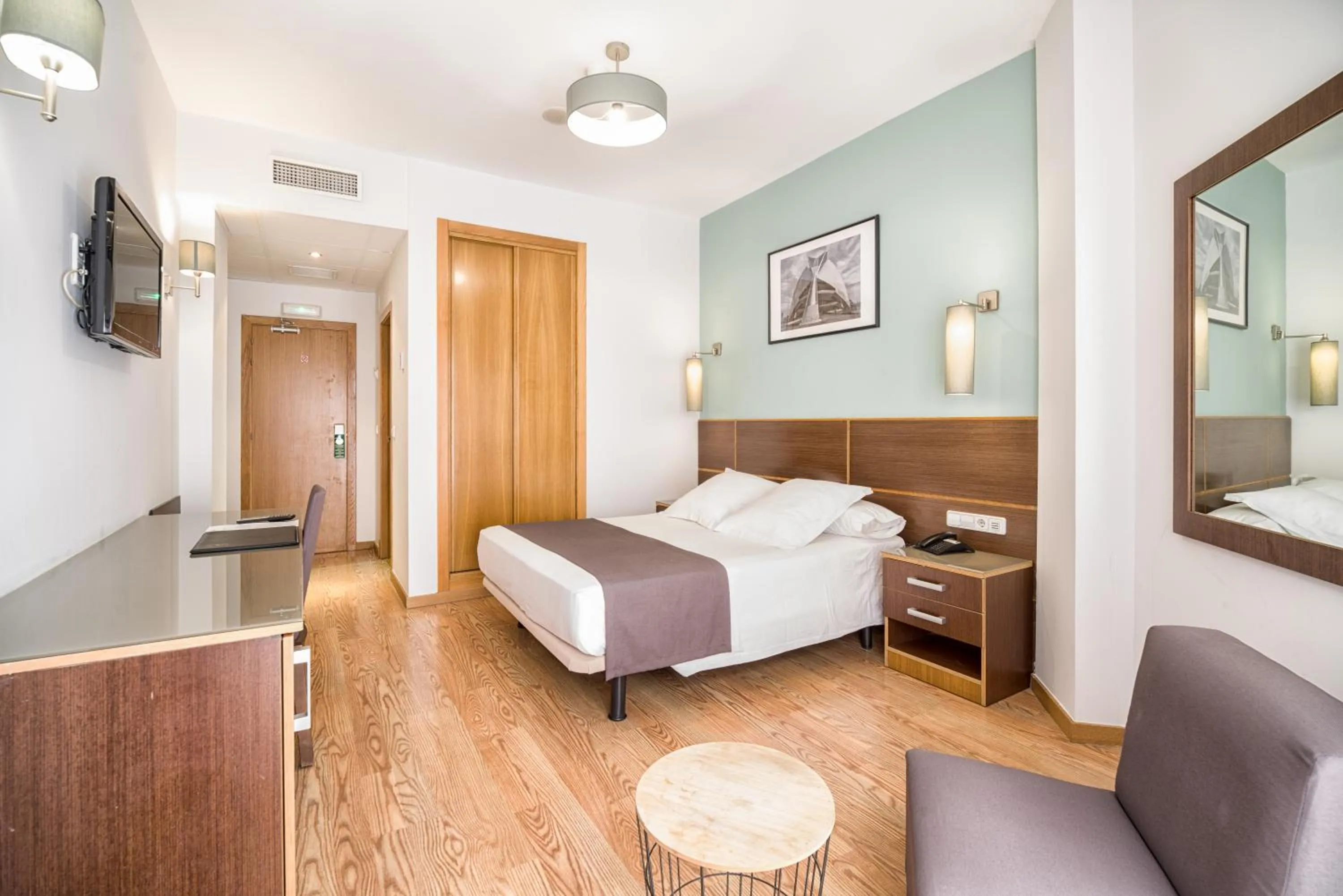 Photo of the whole room, Bed in Plaza Alaquas