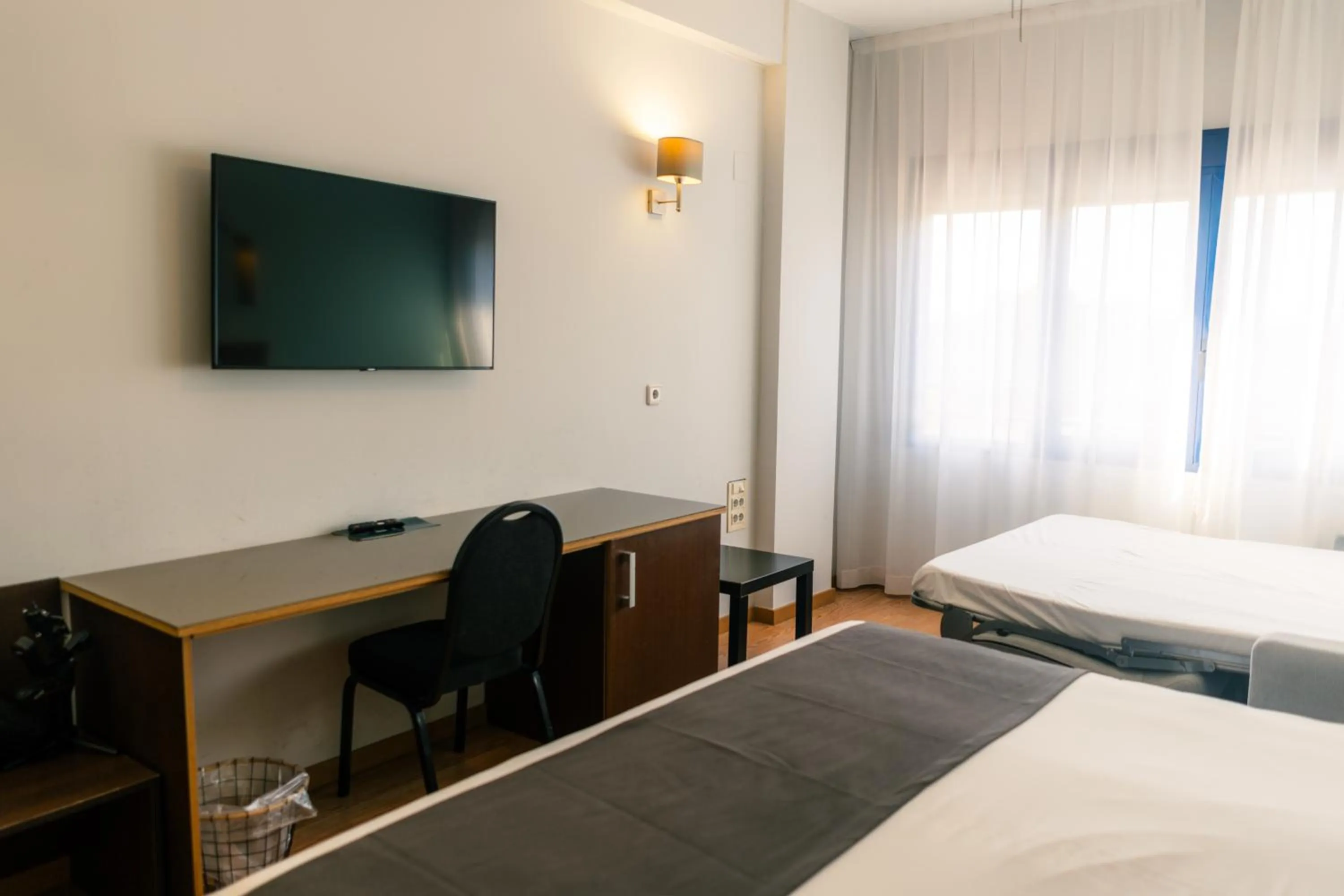 Photo of the whole room, Bed in Plaza Alaquas