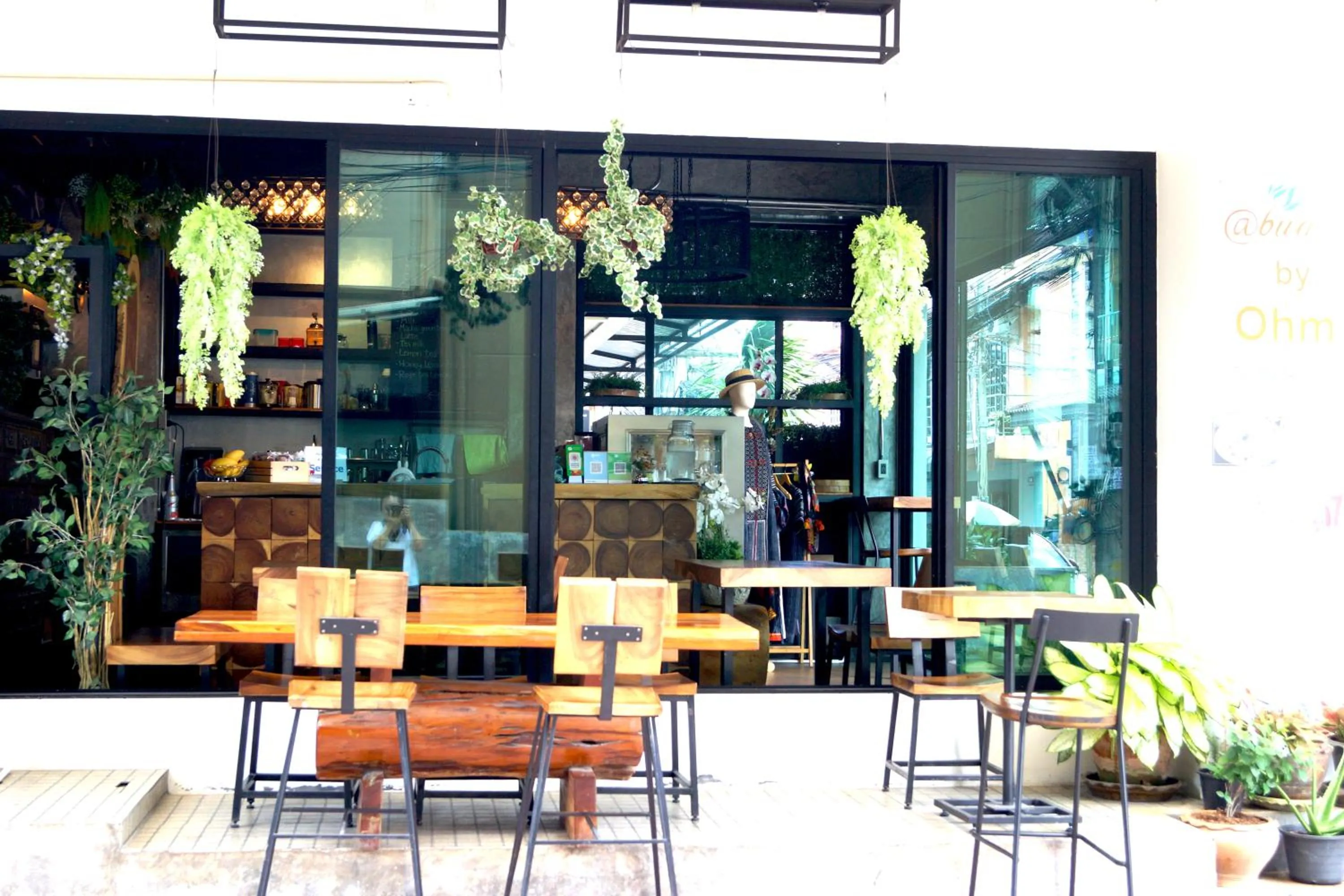 Restaurant/places to eat in Buasri By Ohm