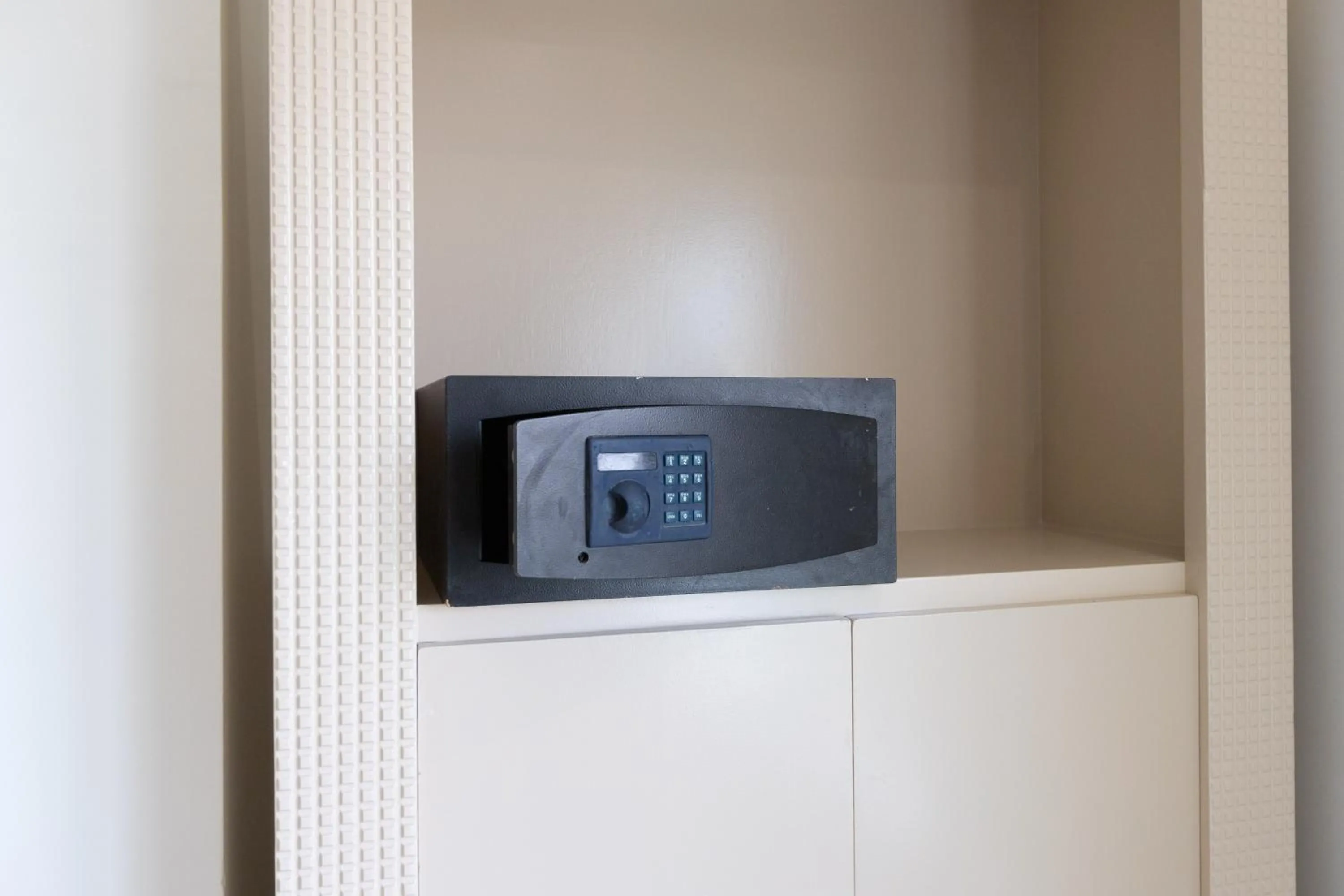 safe in Seven Stays Zayed