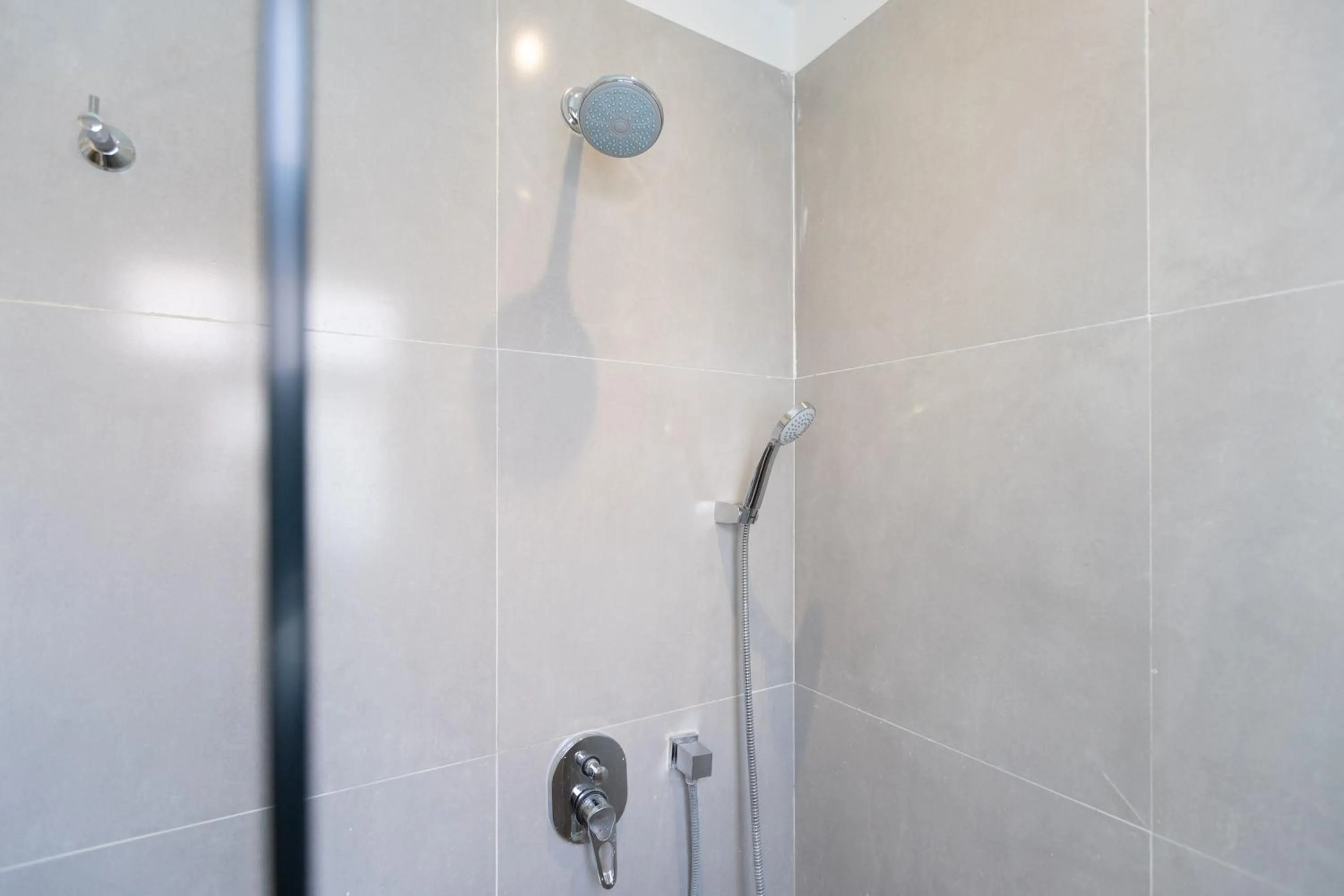 Shower in Seven Stays Zayed