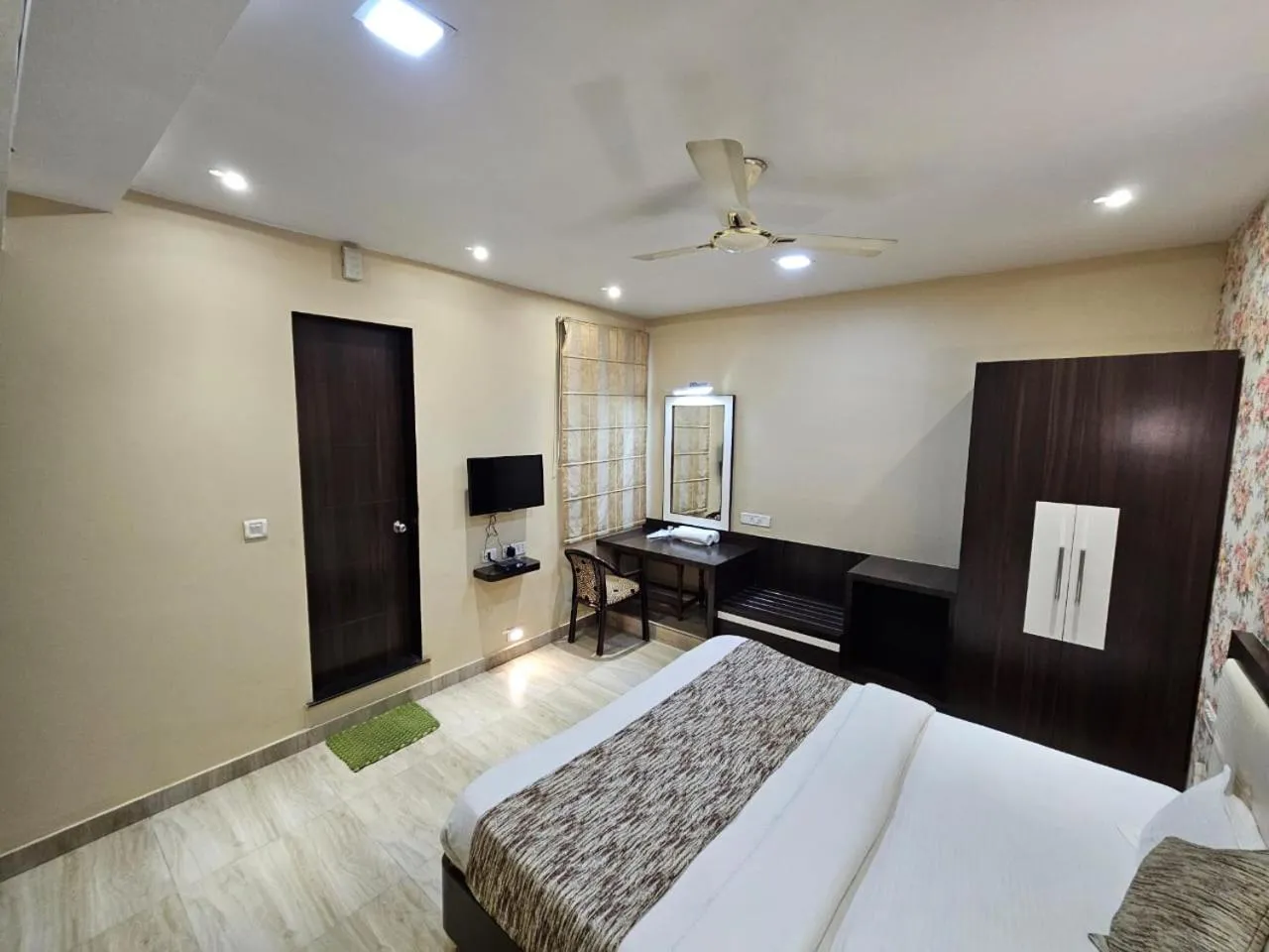 Photo of the whole room, Bed in Royal Guest House