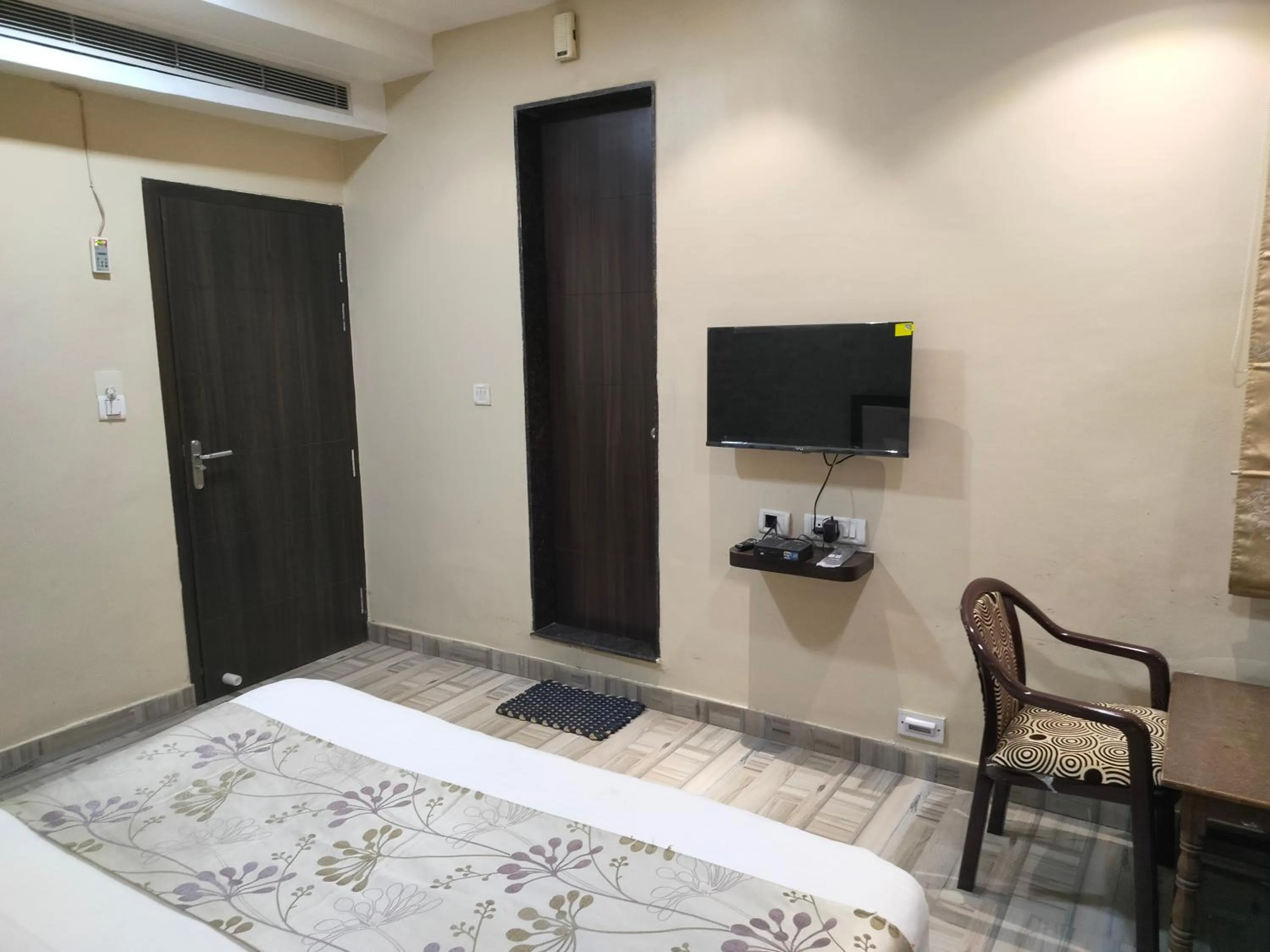 Photo of the whole room in Royal Guest House