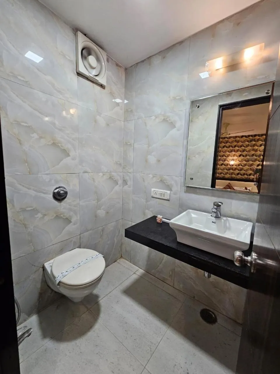 Toilet in Royal Guest House