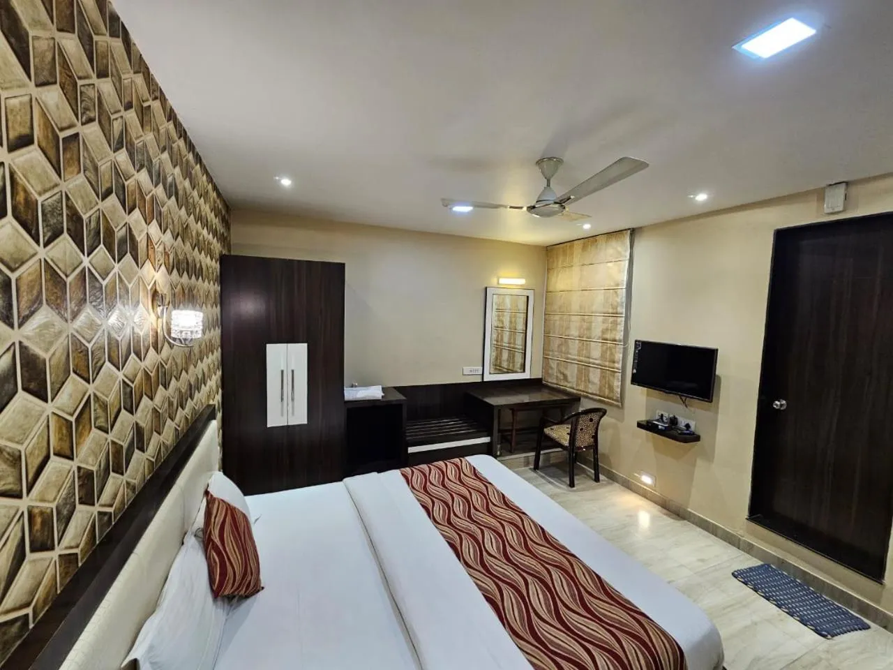 Bed in Royal Guest House