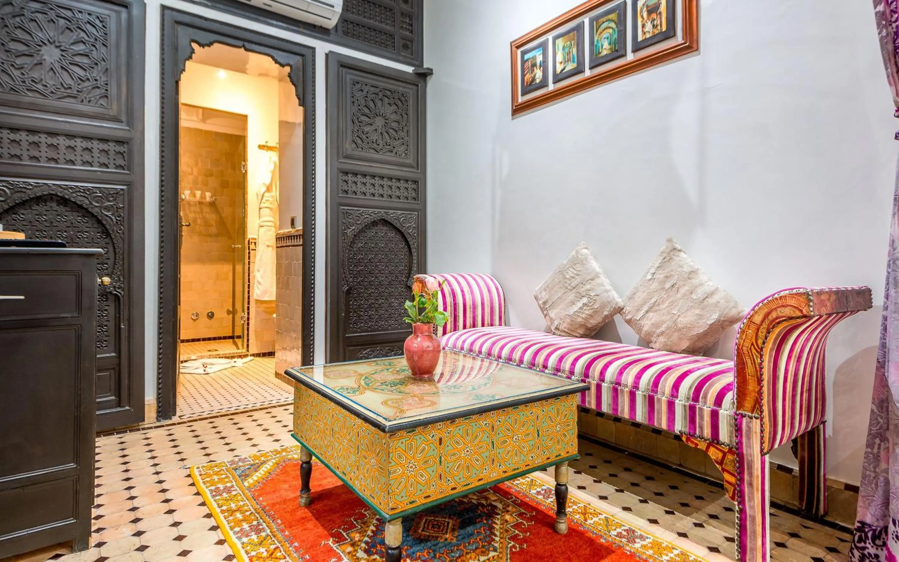 Living room, Bed in Hotel & Ryad Art Place Marrakech