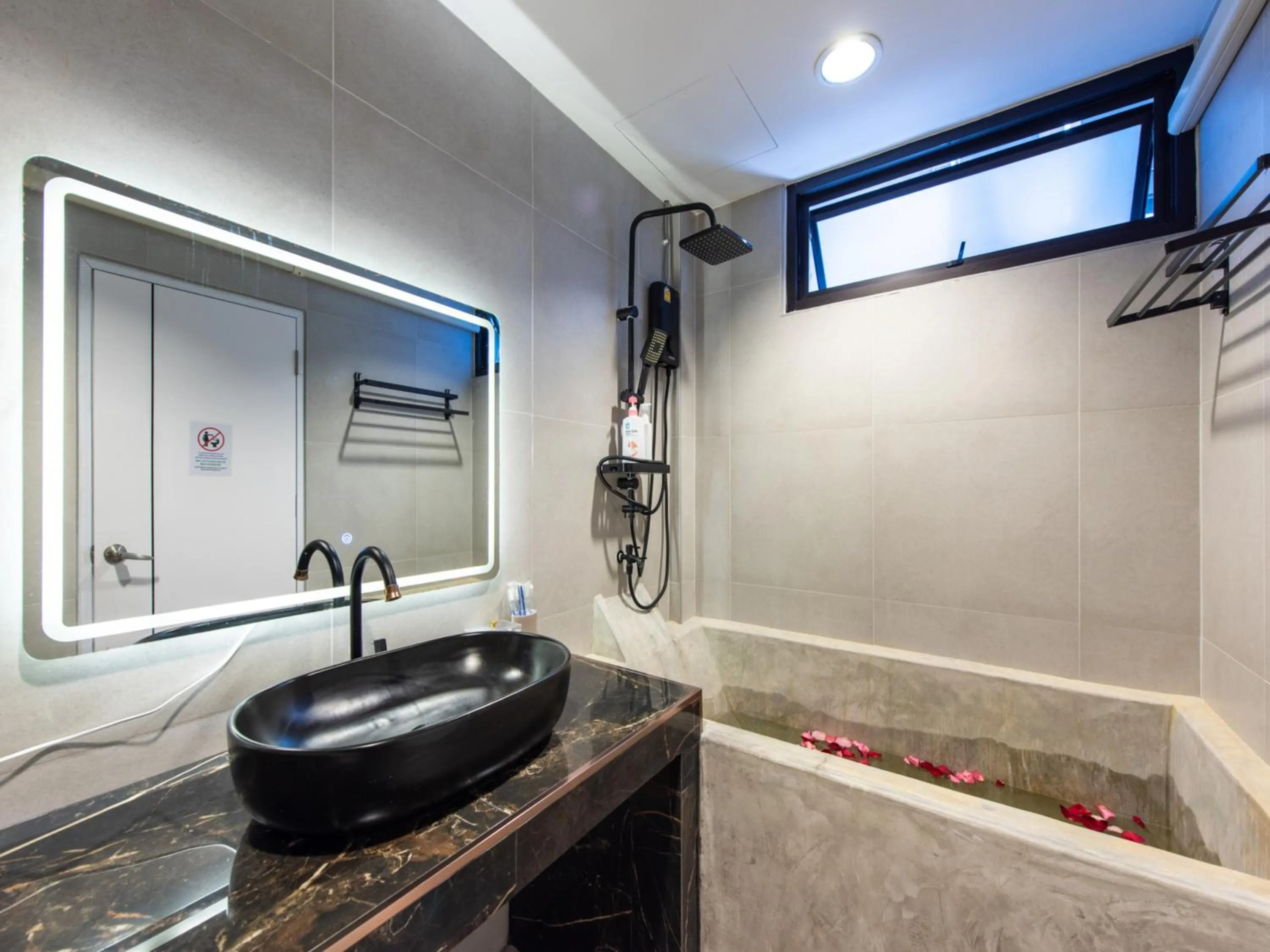 Bathroom in The City Yaowarat Hotel