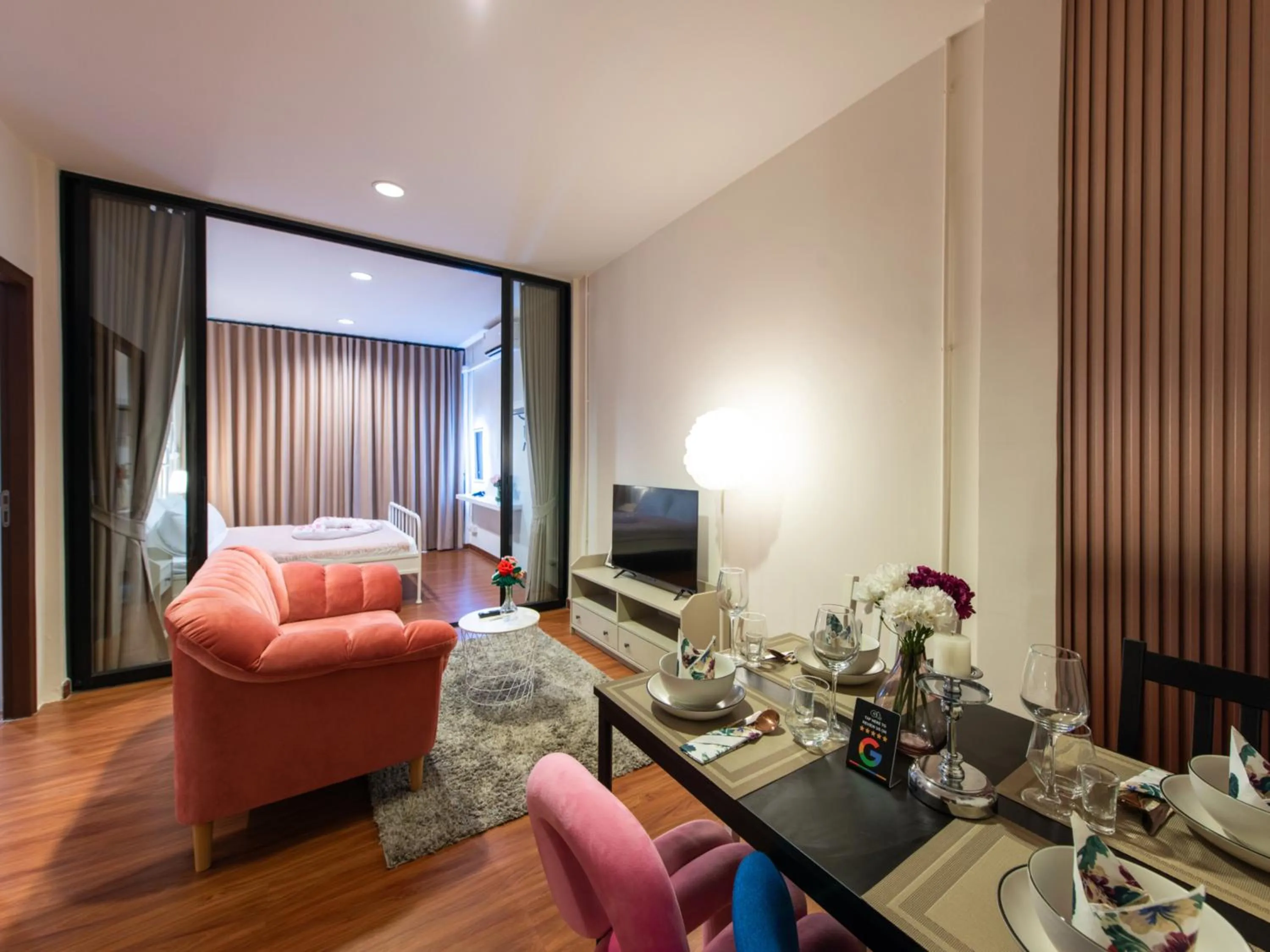 Living room, Bed in The City Yaowarat Hotel