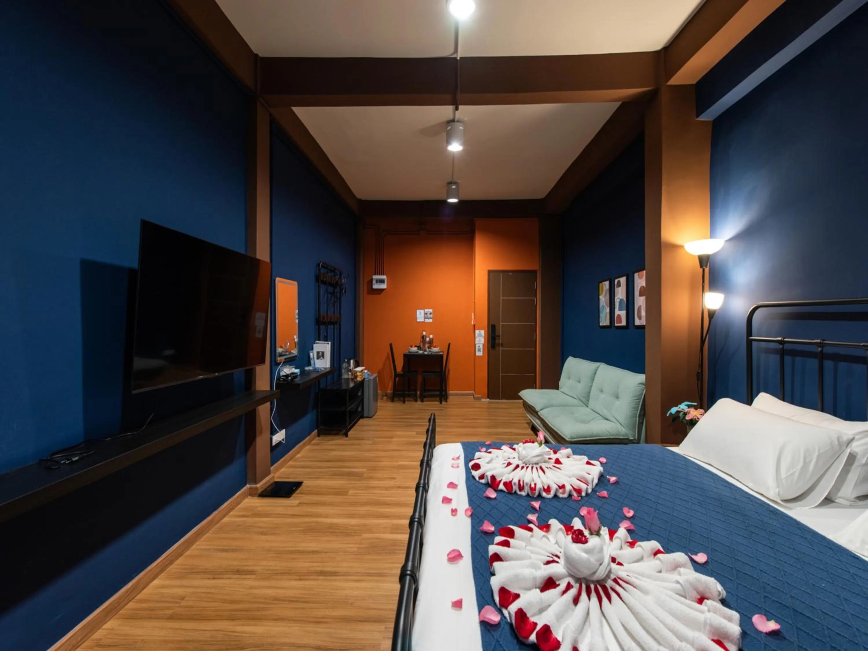 Photo of the whole room, Bed in The City Yaowarat Hotel