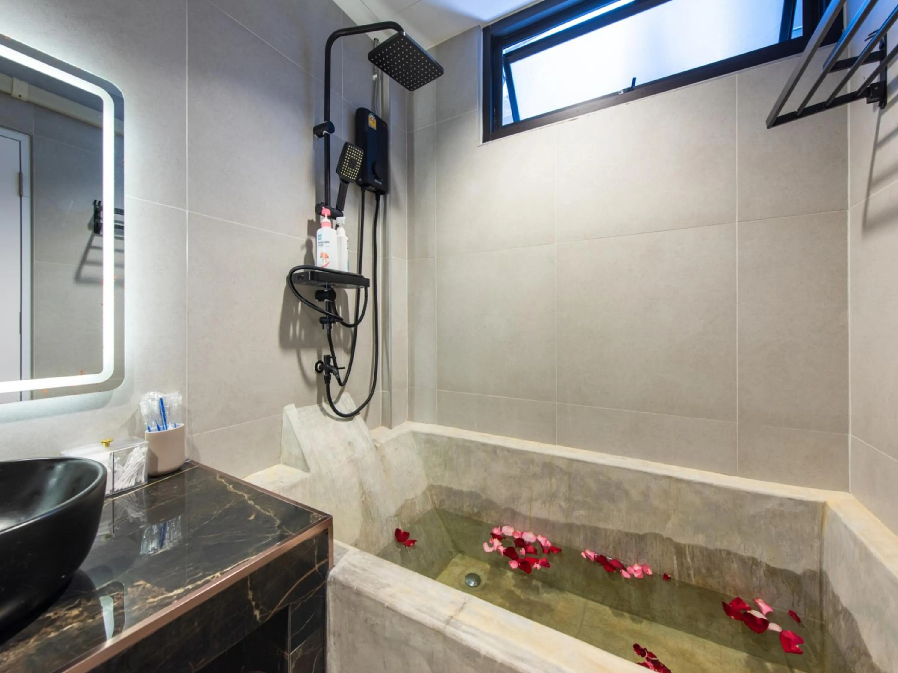 Shower in The City Yaowarat Hotel