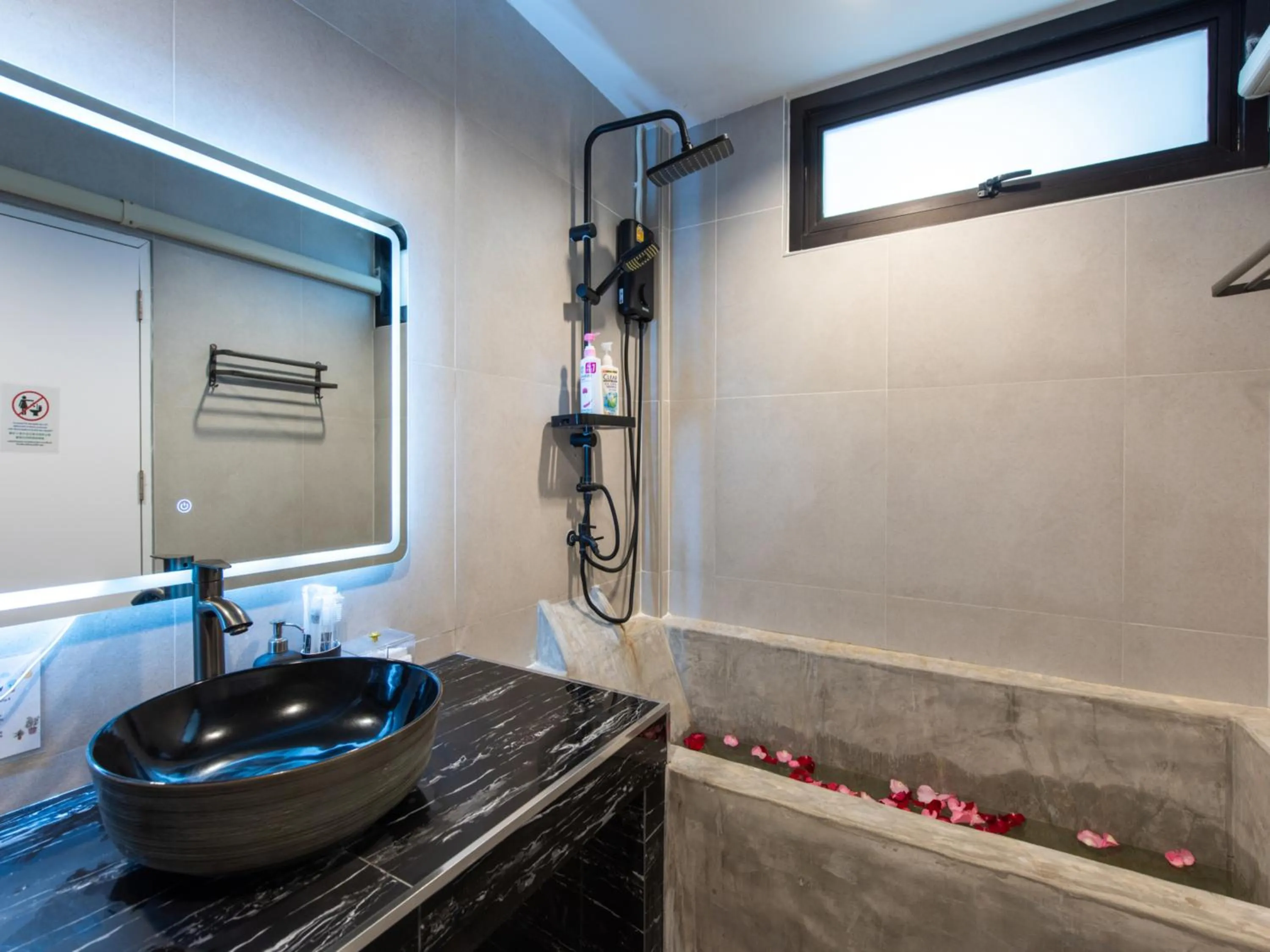 Bathroom in The City Yaowarat Hotel