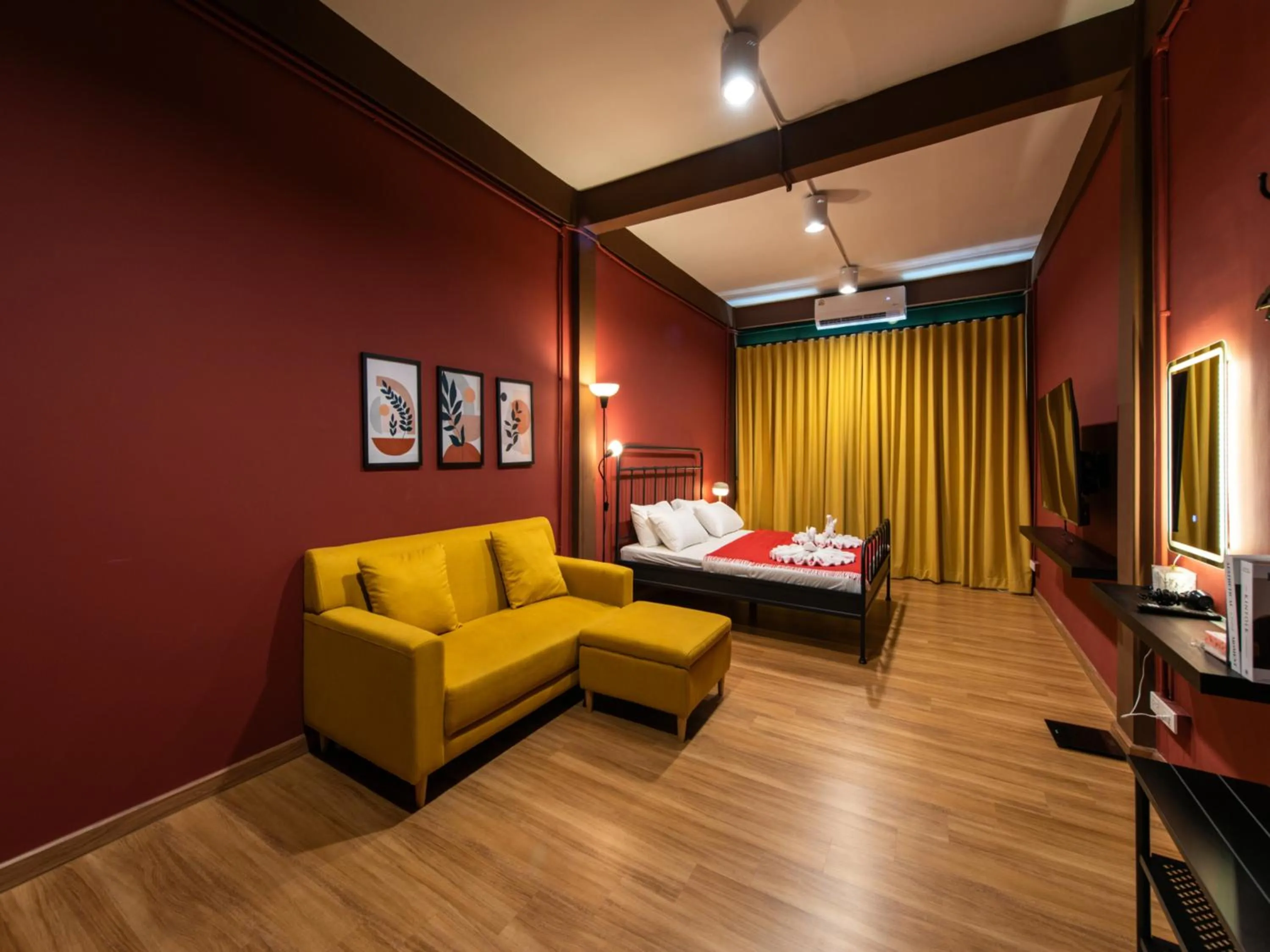 Photo of the whole room, Bed in The City Yaowarat Hotel