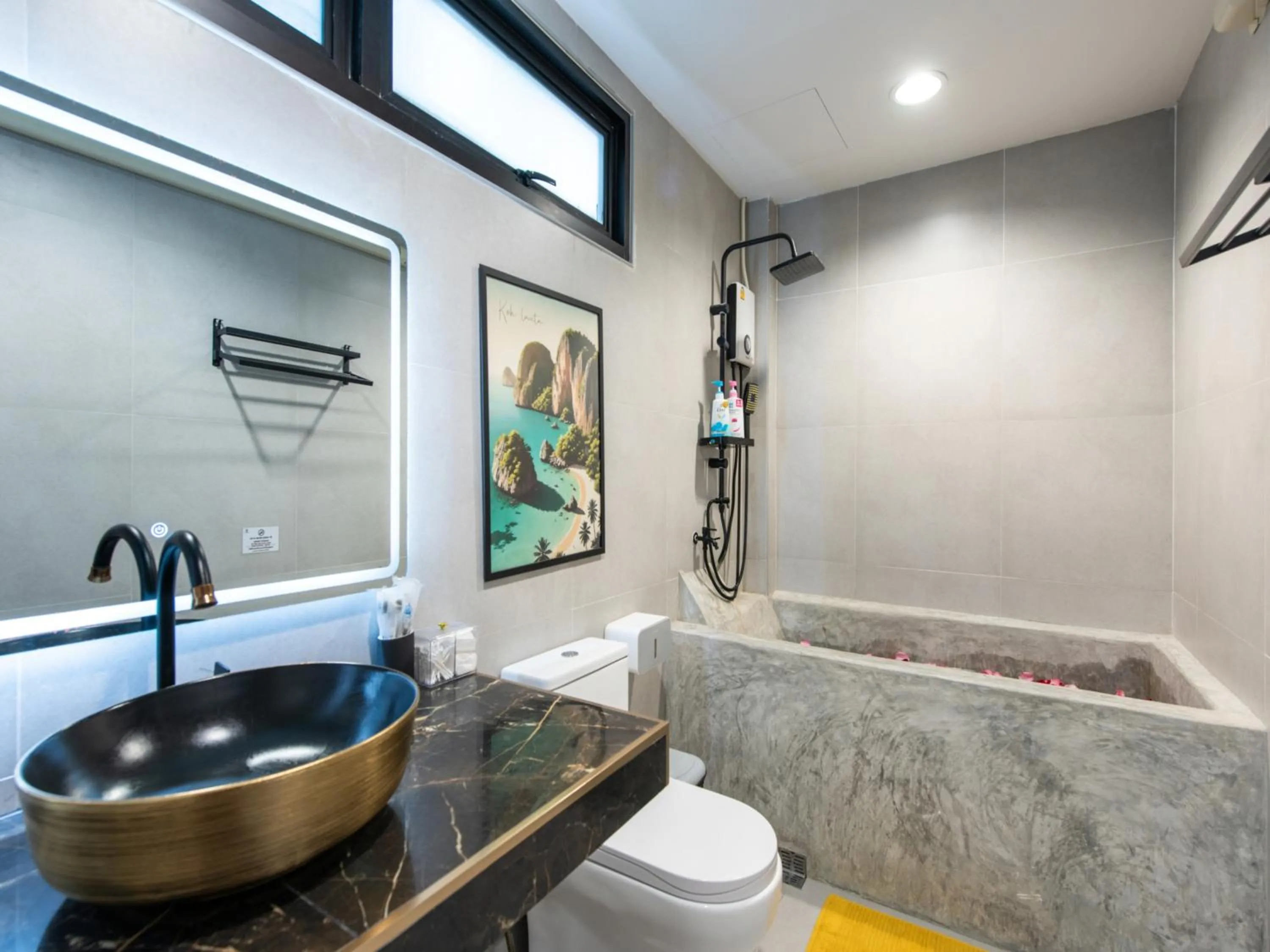 Bathroom in The City Yaowarat Hotel