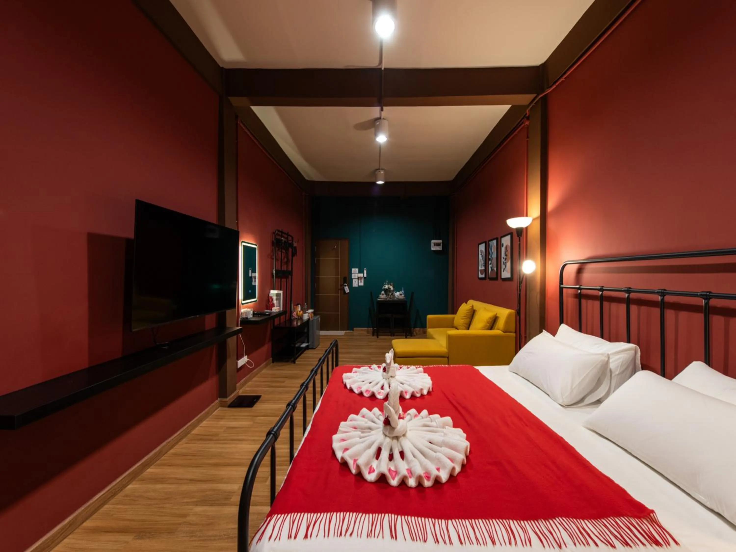 Photo of the whole room, Bed in The City Yaowarat Hotel